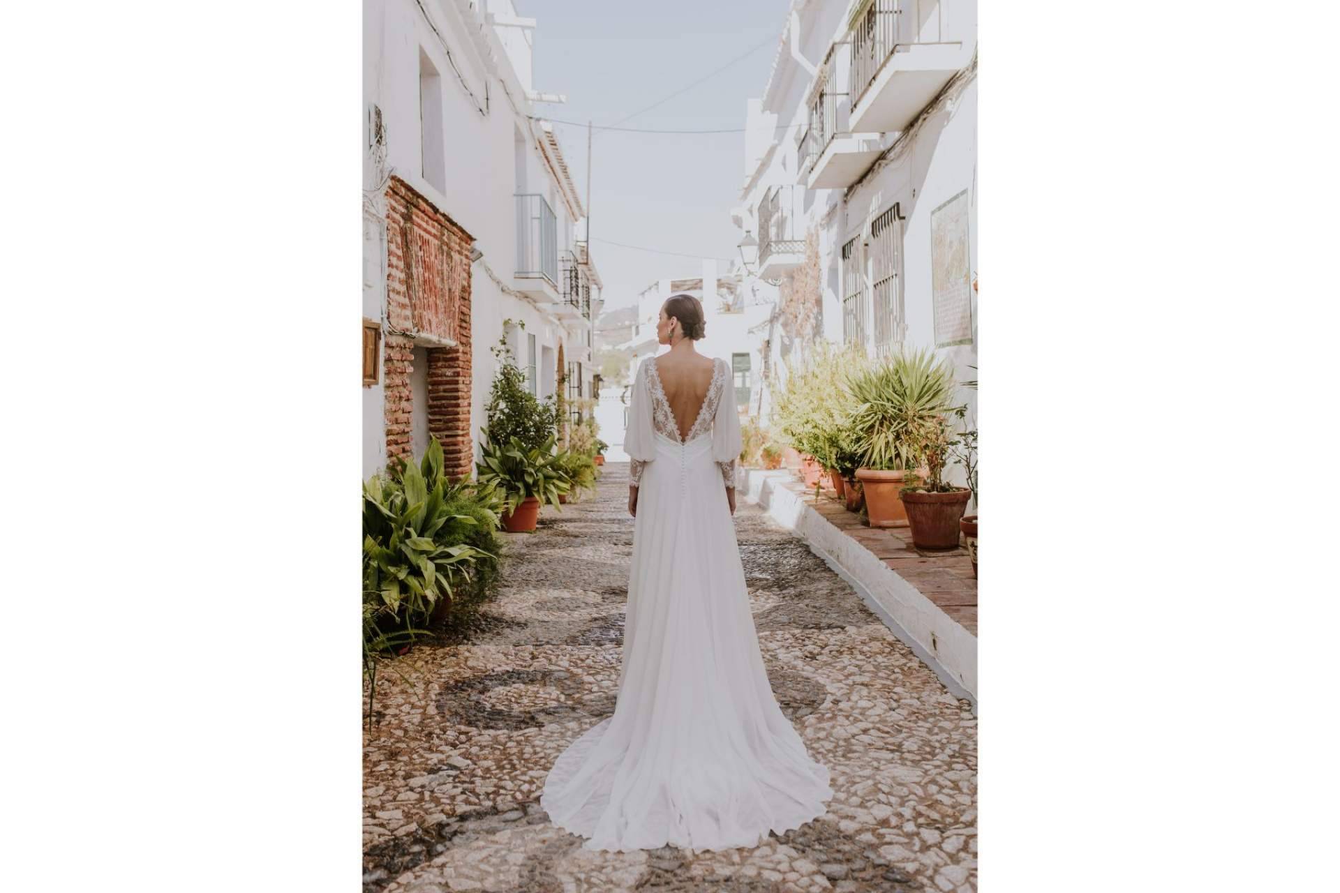 Silvia Fernández personaliza vestidos de novia
