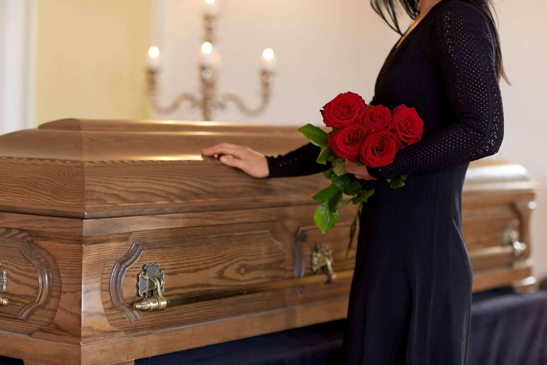 Interfunerarias explica el proceso de repatriación de fallecidos fuera de España