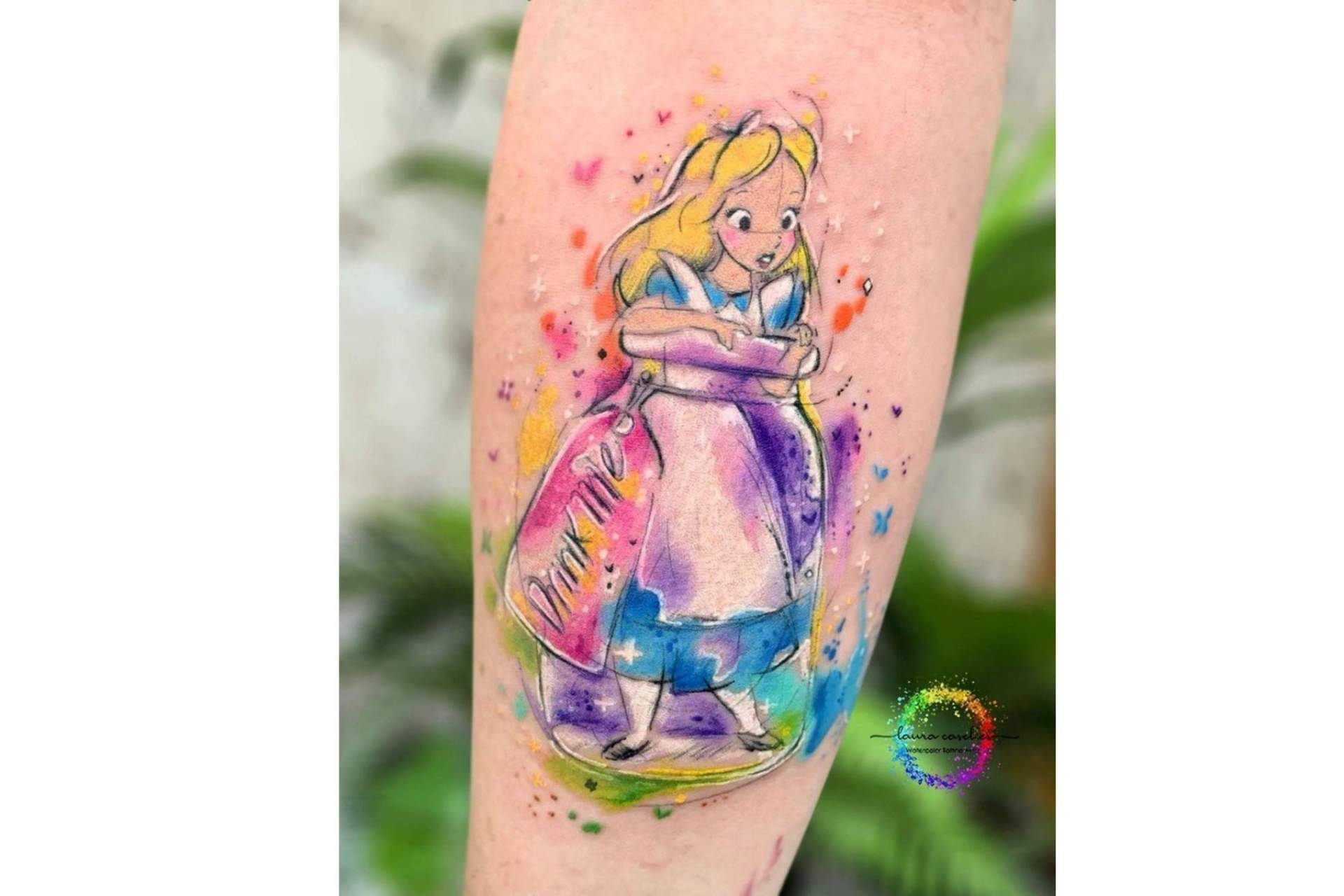 Laura Caselles, la tatuadora acuarela que no deja indiferente