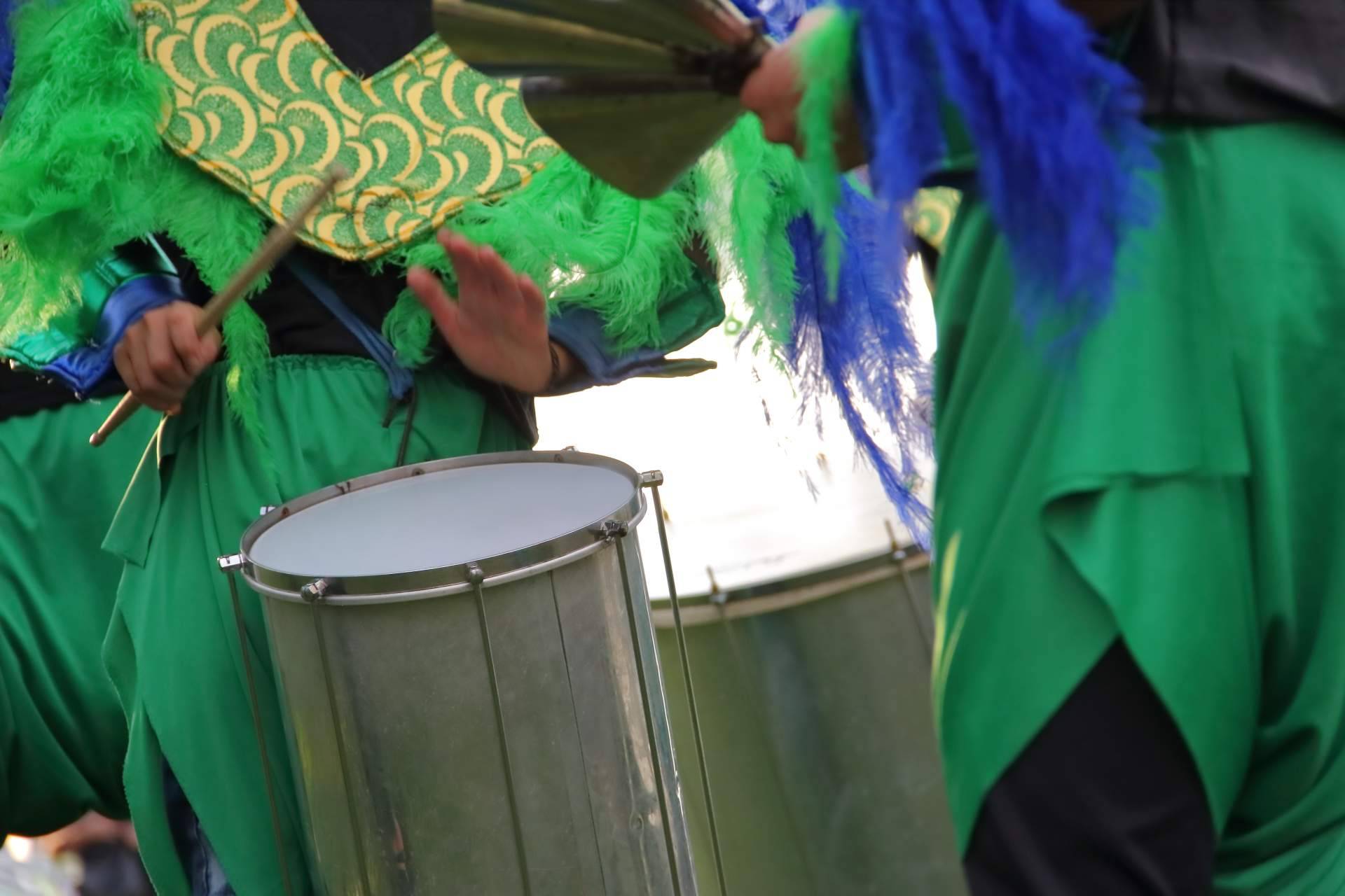 ¿Cuál es el papel del surdo en la percusión brasileña?