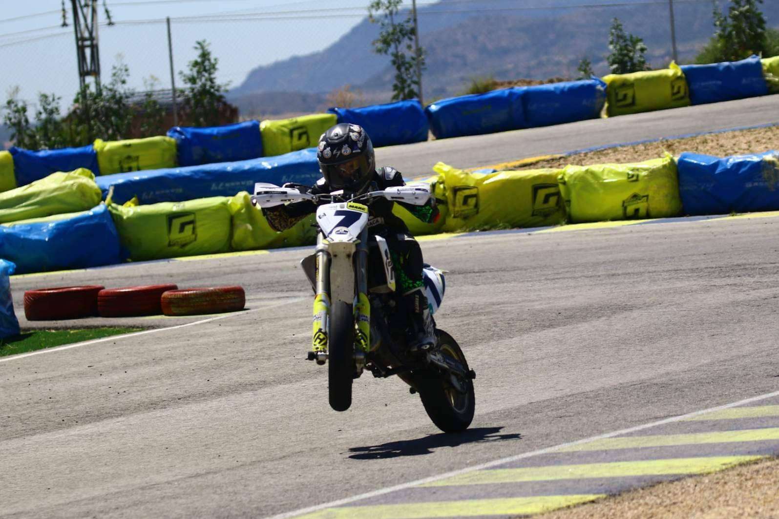 Marc Moñinos Esteve, patrocinado por la clínica capilar Élite Capilar, lidera por el momento el Campeonato Nacional de Supermoto 85cc