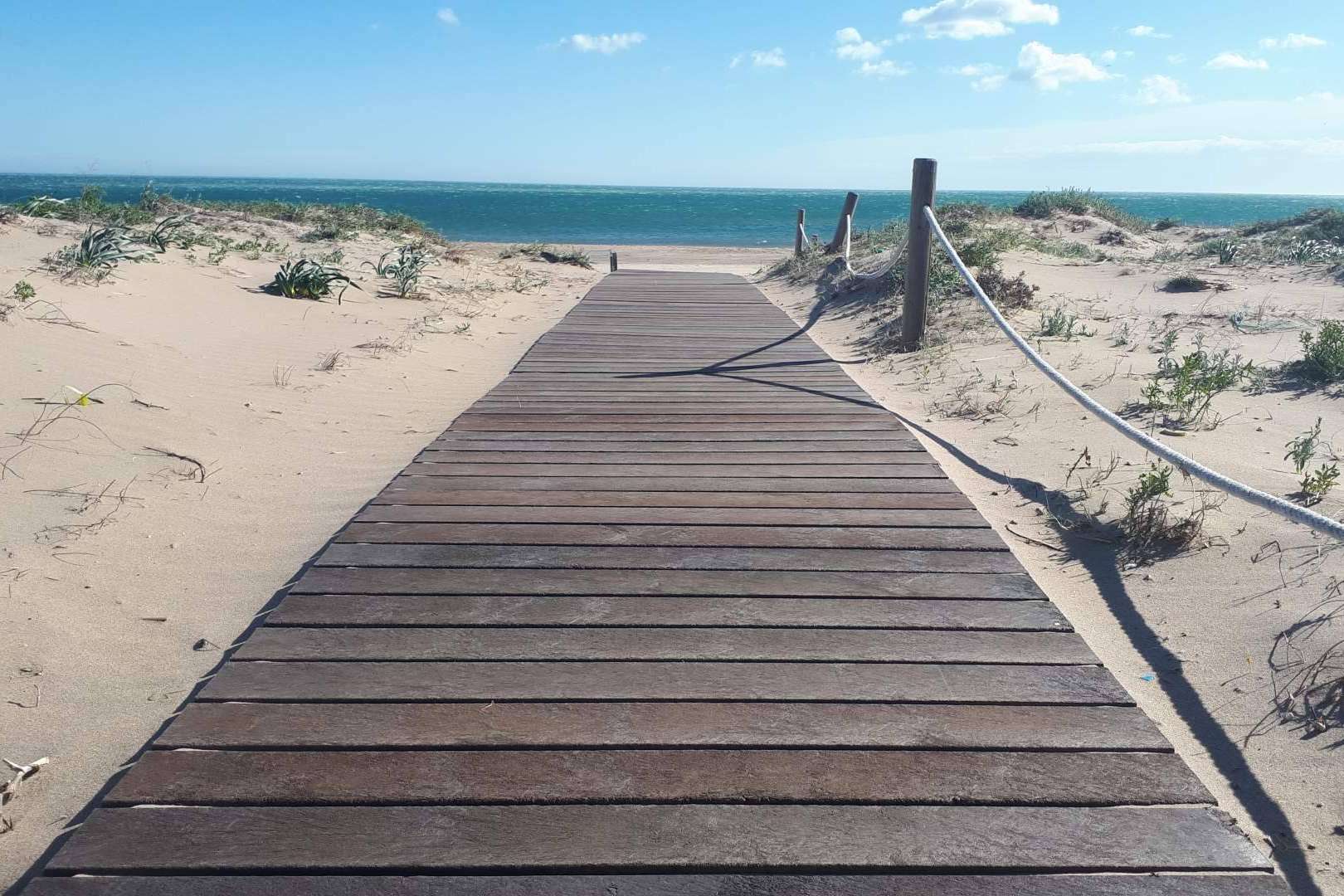 Para las playas en verano son recomendables las pasarelas hechas de plástico 100 % reciclado