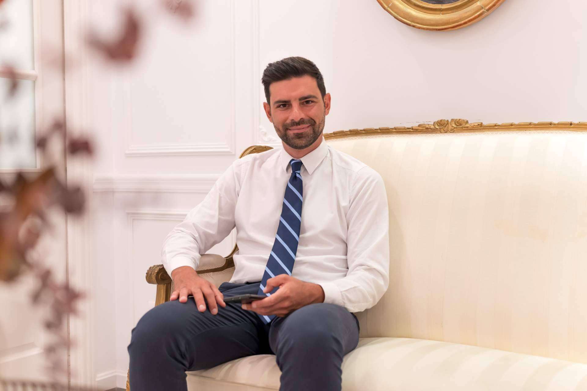 Dr. Roberto Secondi, especializado en oftalmología y medicina estética facial
