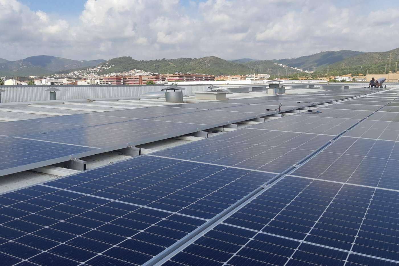 Culminación de la primera fase de instalación de las placas fotovoltaicas de Scent Emotions