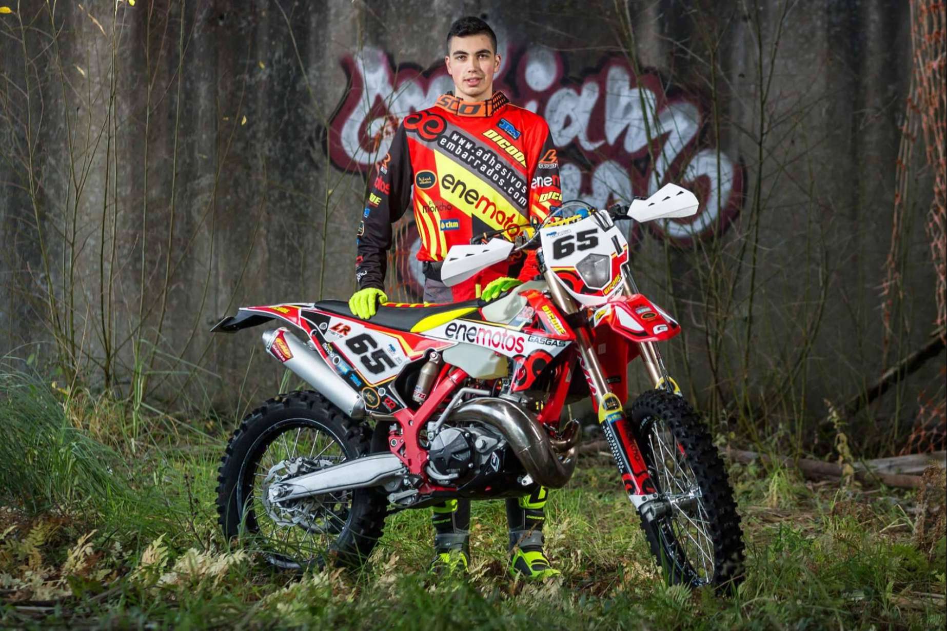 Plásticos y adhesivos para motos offroad, de la mano de ADHESIVOSEMBARRADOS