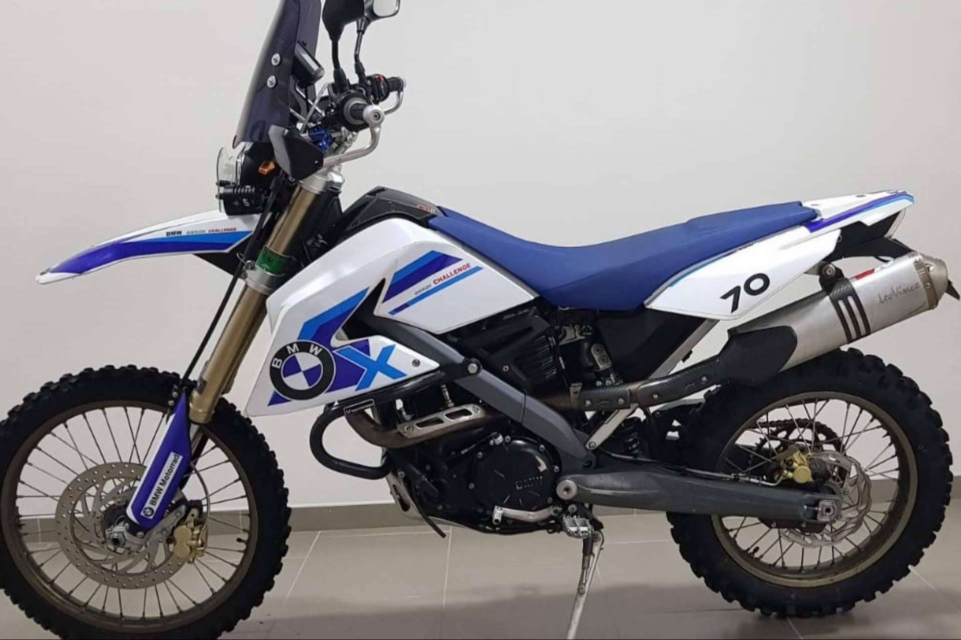 Los adhesivos personalizados para dar un nuevo estilo a la moto de ADHESIVOSEMBARRADOS