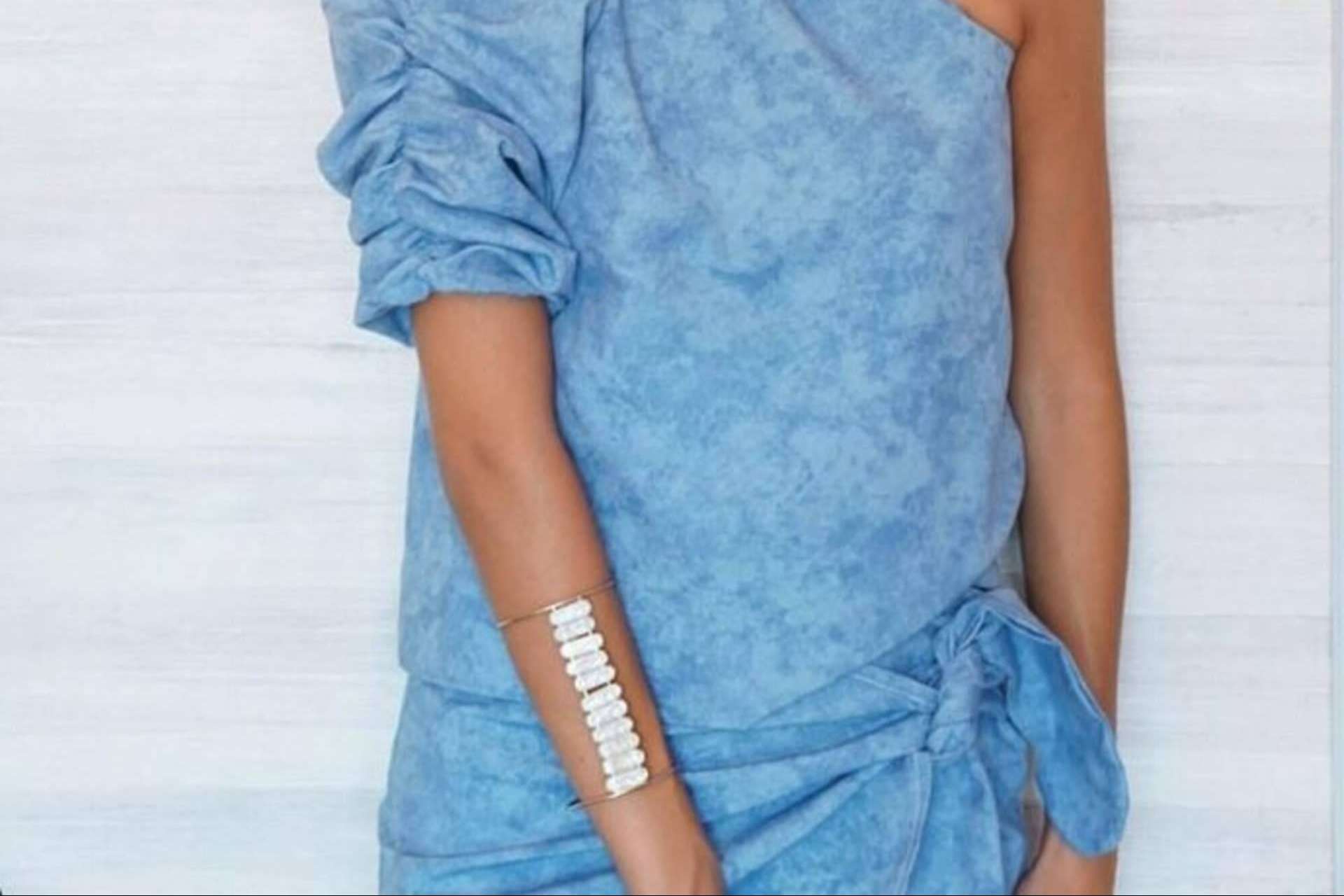 Los looks de 2023, la tendencia de brazaletes y chokers