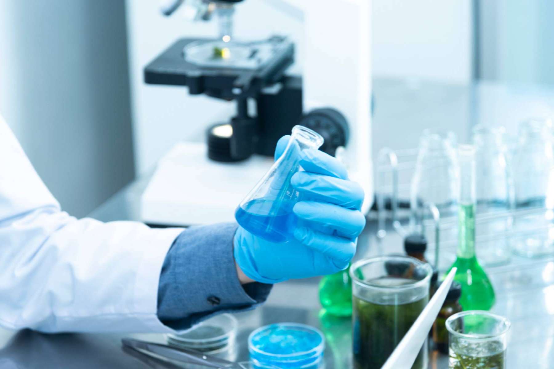 ¿Cómo se garantiza la seguridad farmacéutica mediante la instalación de salas blancas y áreas de contención y bioseguridad?, por Valtria