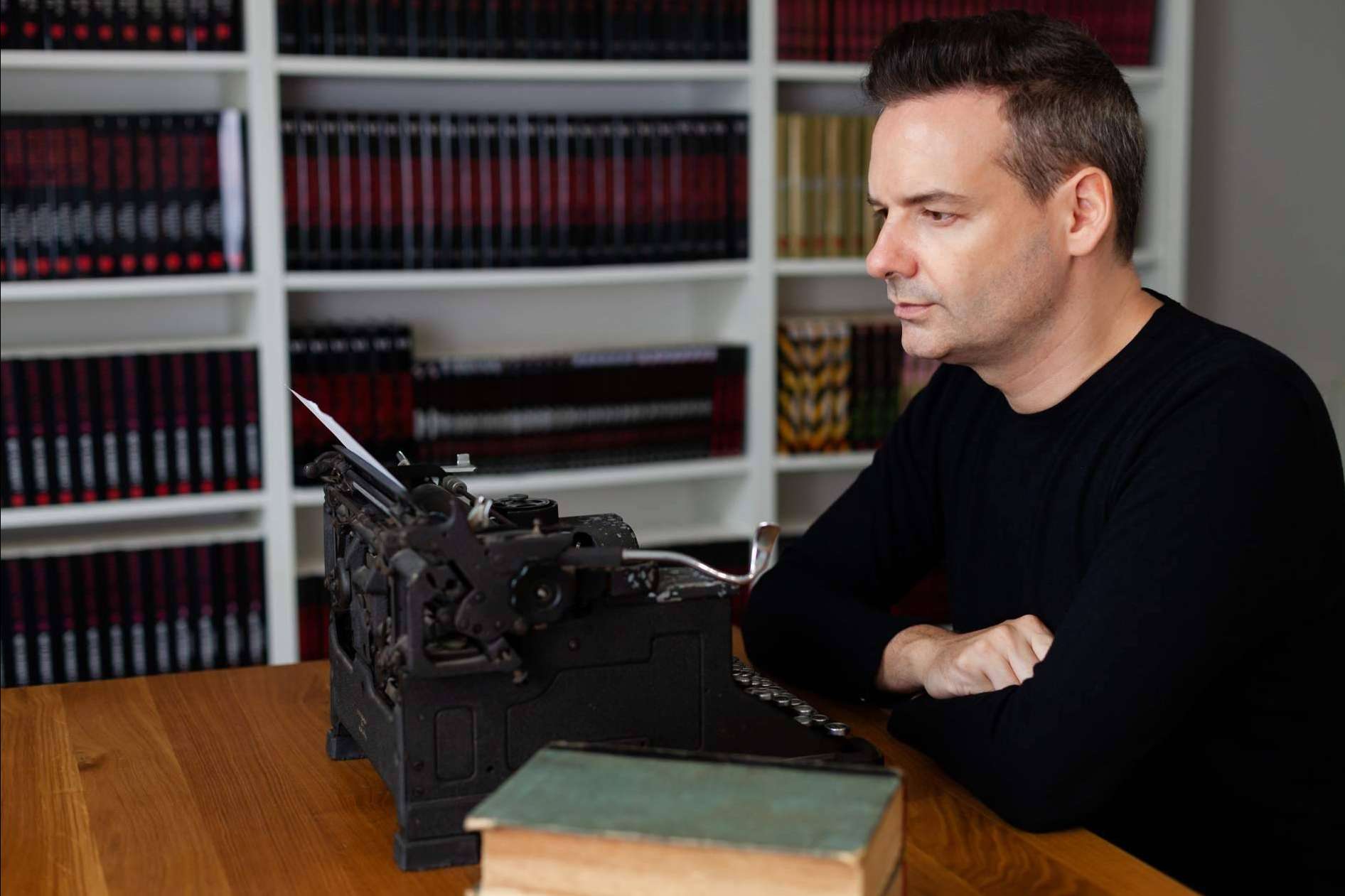 Valen Bailon, el escritor y editor que ha ayudado a los mejores influencers, empresarios y emprendedores a escribir y publicar sus libros