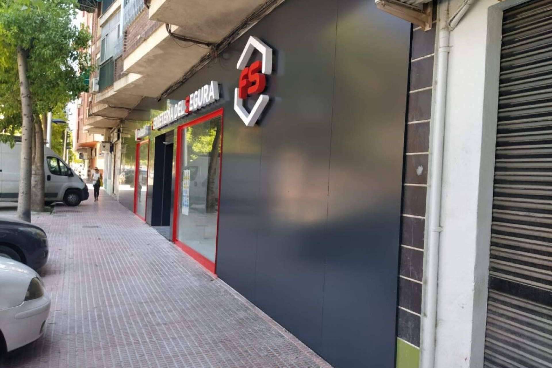 Las ventajas de modernizar la fachada de un local revistiéndola de composite
