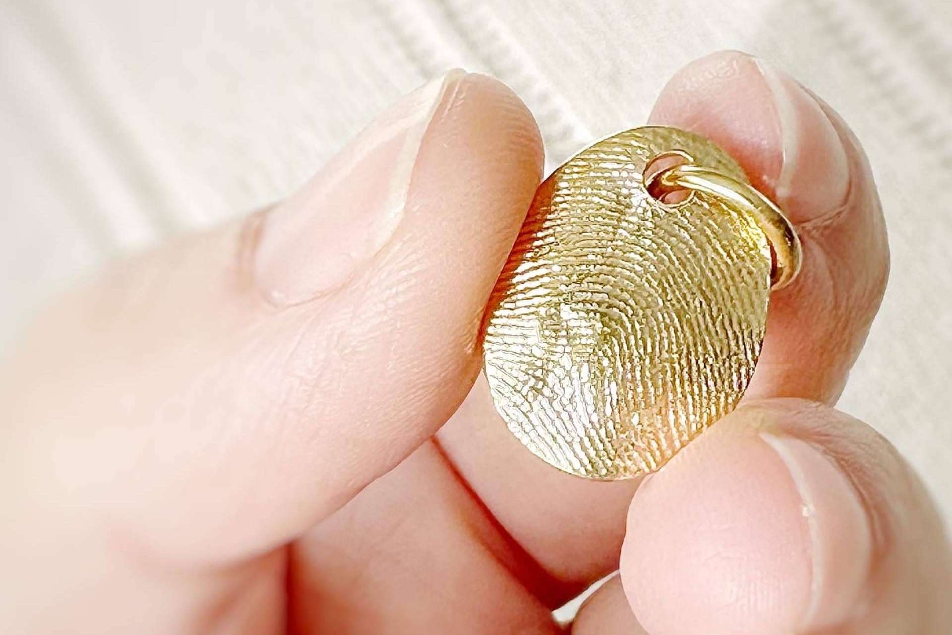 La marca de joyas, Dejando Huellas, da un significado a los colgantes con el grabado de las huellas dactilares