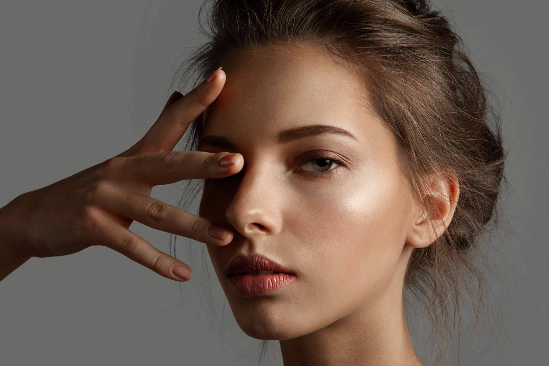 Conseguir una mirada cautivadora con la tendencia de 'foxy eyes' en medicina estética