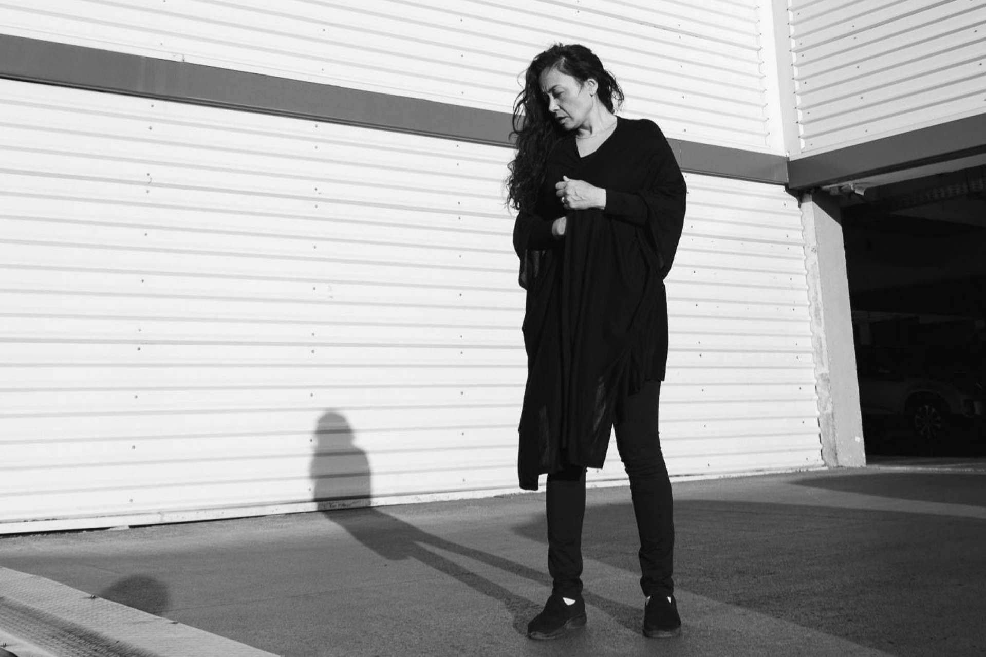La artista textil, Claudia Wool, se muda desde la Patagonia a España para la creación de tapices inspirados en el Mediterráneo