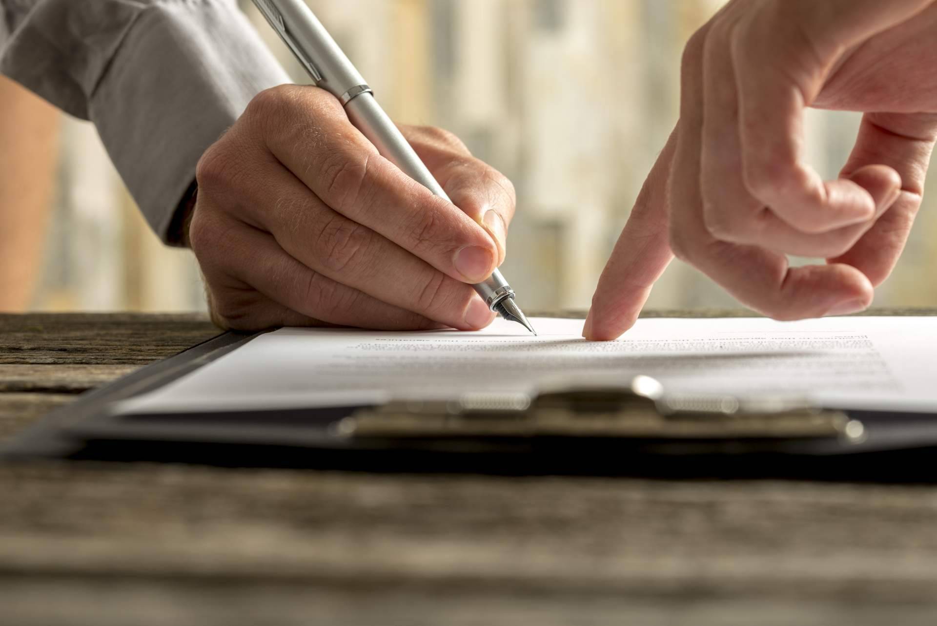 Licencias y permisos para emitir garantías comerciales y financieras