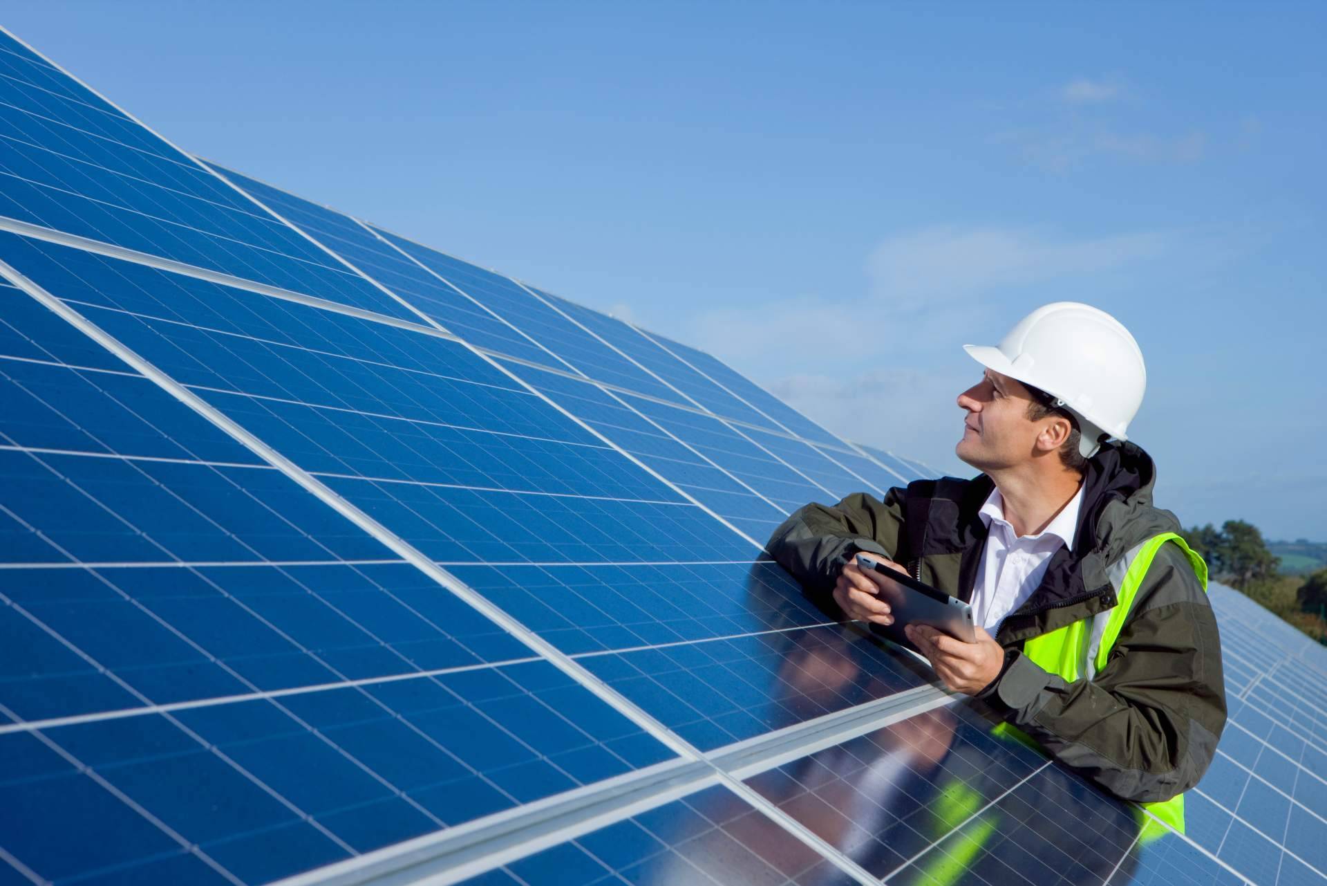 ¿Cómo poner placas solares en un solar para rentabilizar el espacio?