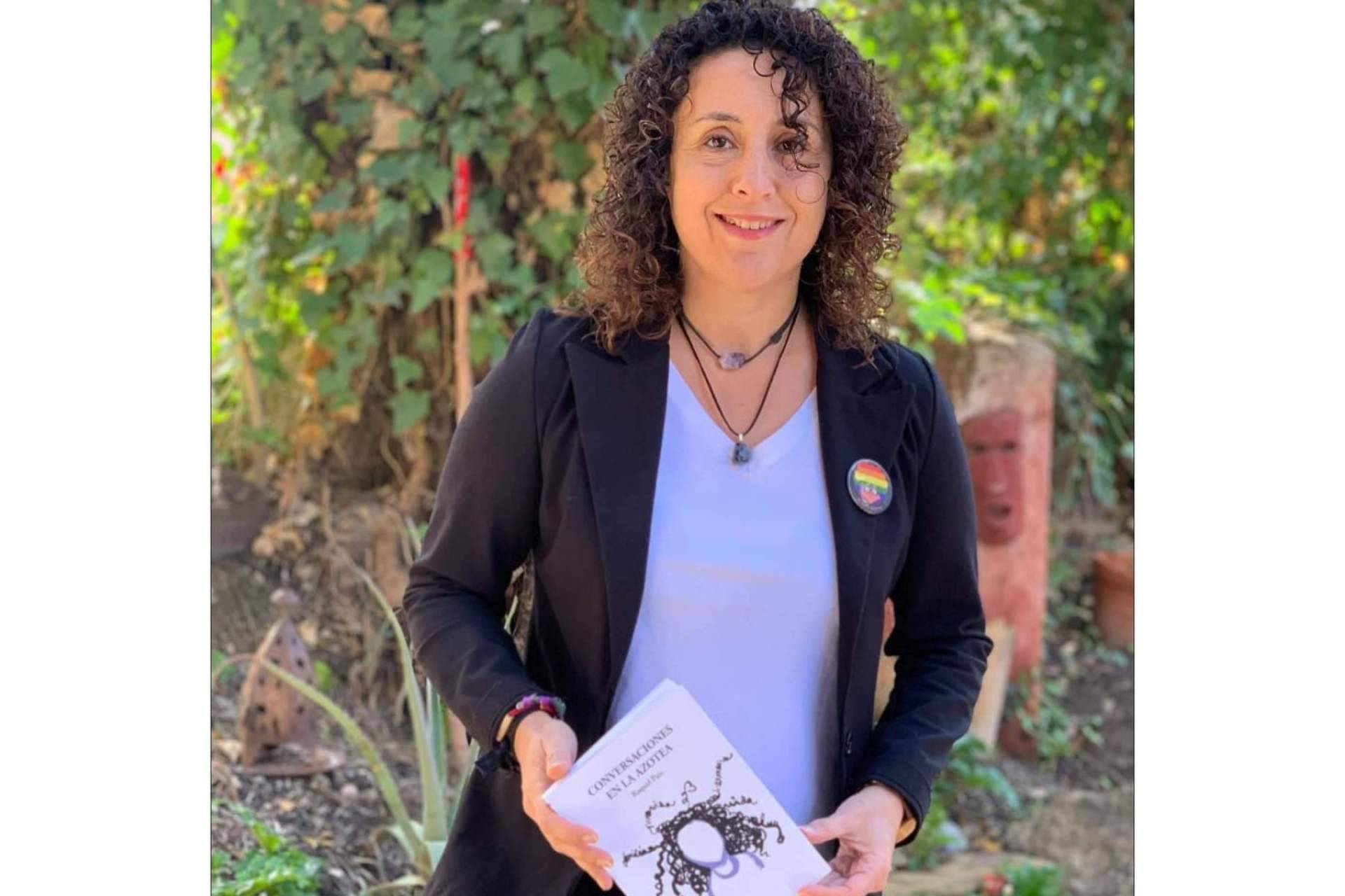 Raquel Paiz muestra su mundo interior y emocional en 'Conversaciones en la azotea'