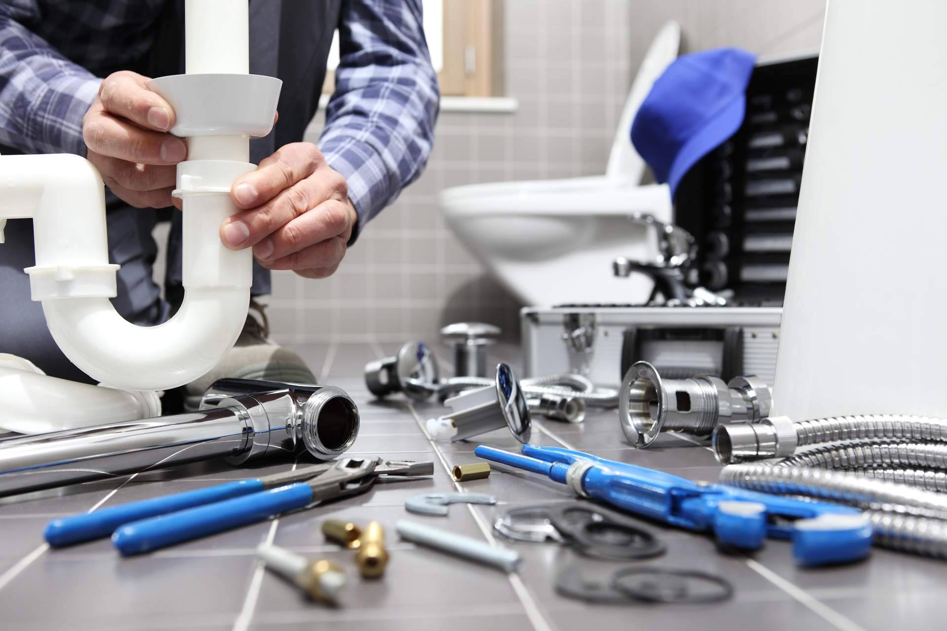 En Benidorm y Marbella, Repairs4You ofrece su servicio de fontaneros de urgencia
