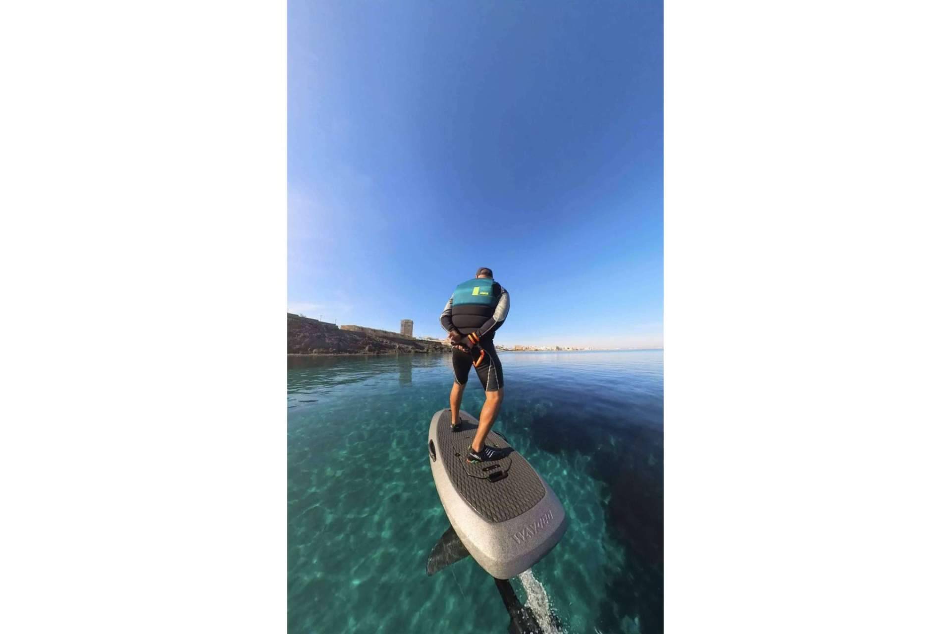 La apuesta por el eFoil como deporte acuático y ecofriendly de Kalima Charter
