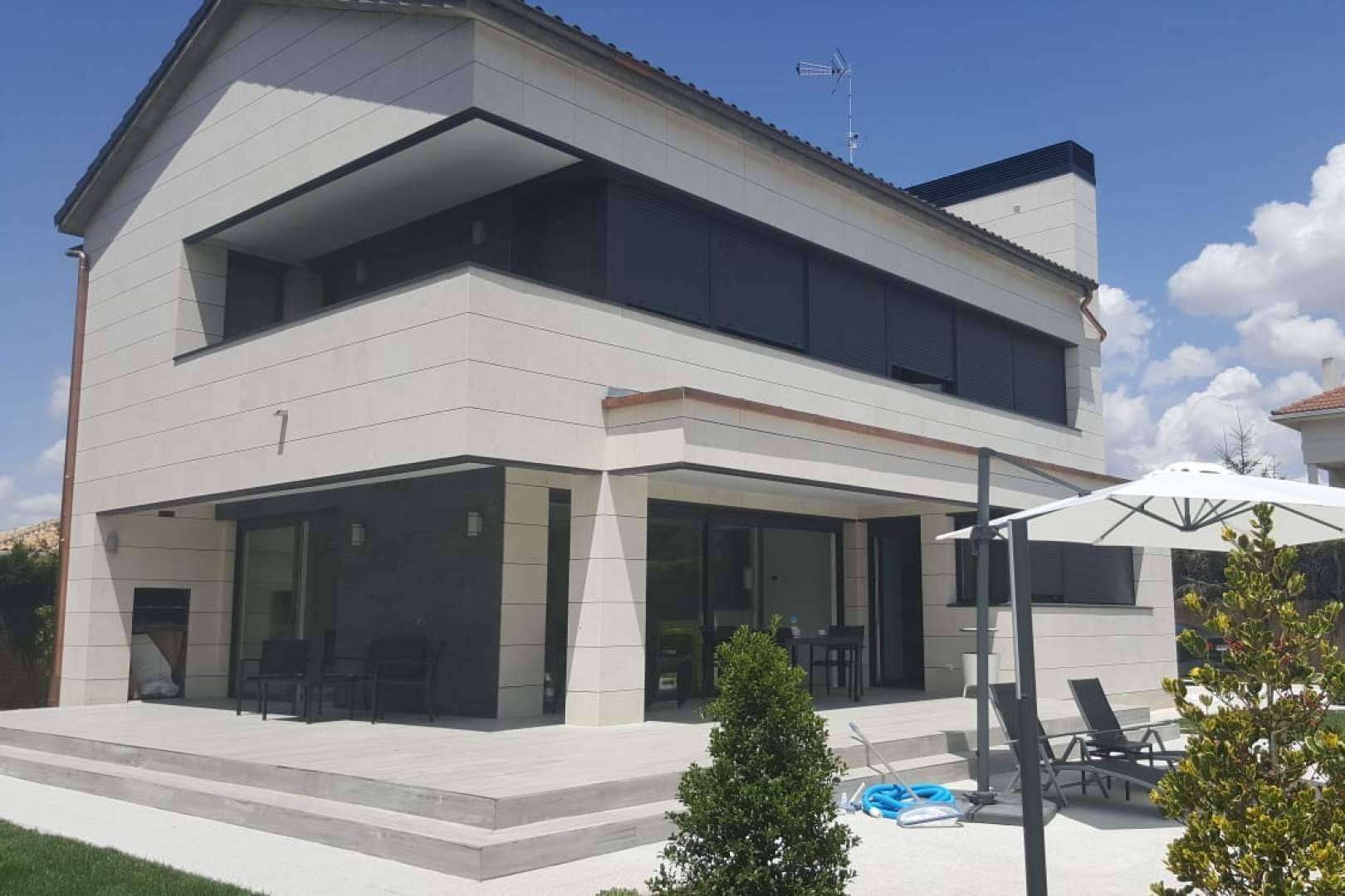 Especialización en sistemas industrializados de aislamiento de fachada, con la empresa Termopiedra