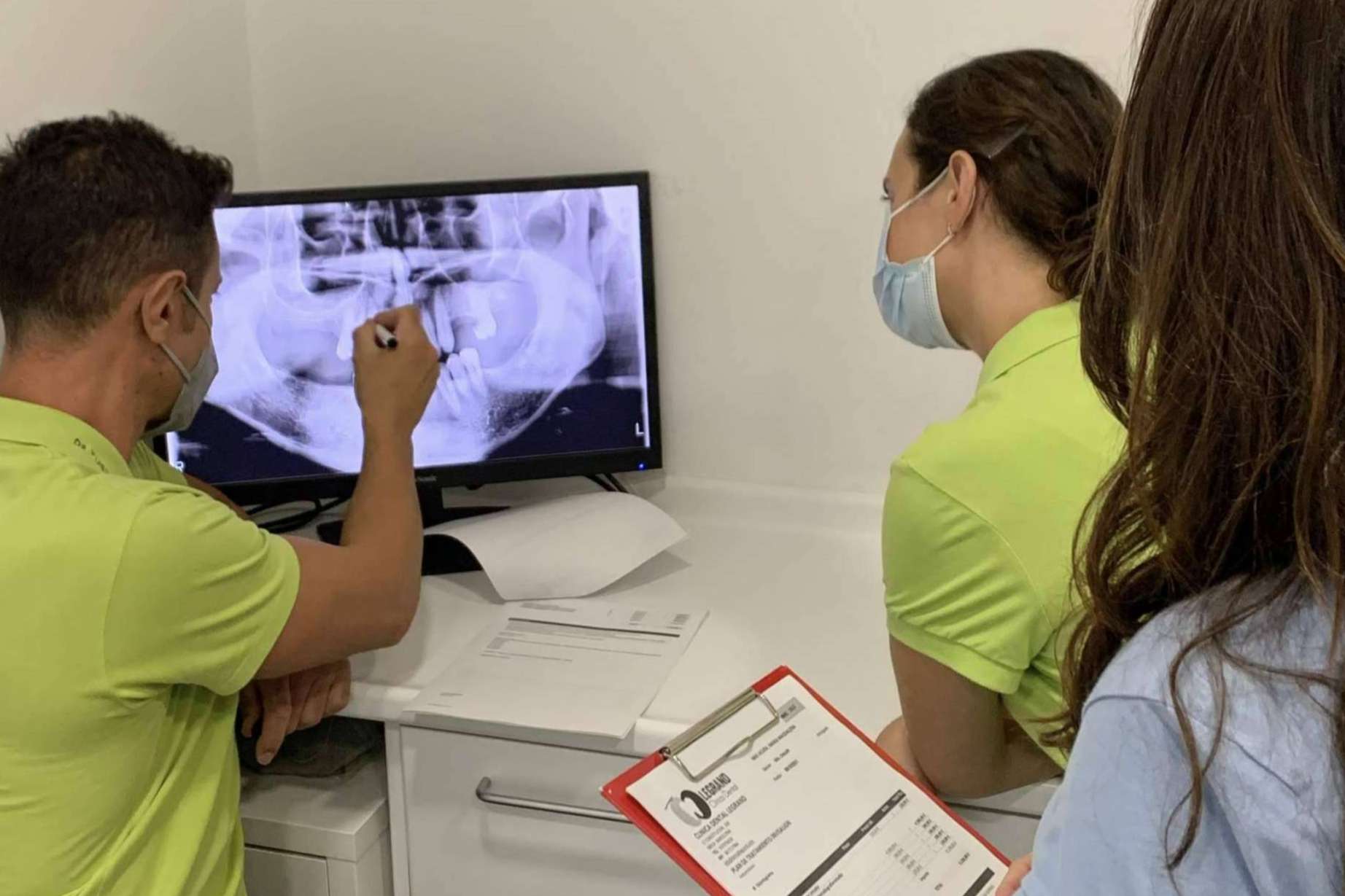 Tratamientos de implantes dentales, la especialidad de Dental Legrand
