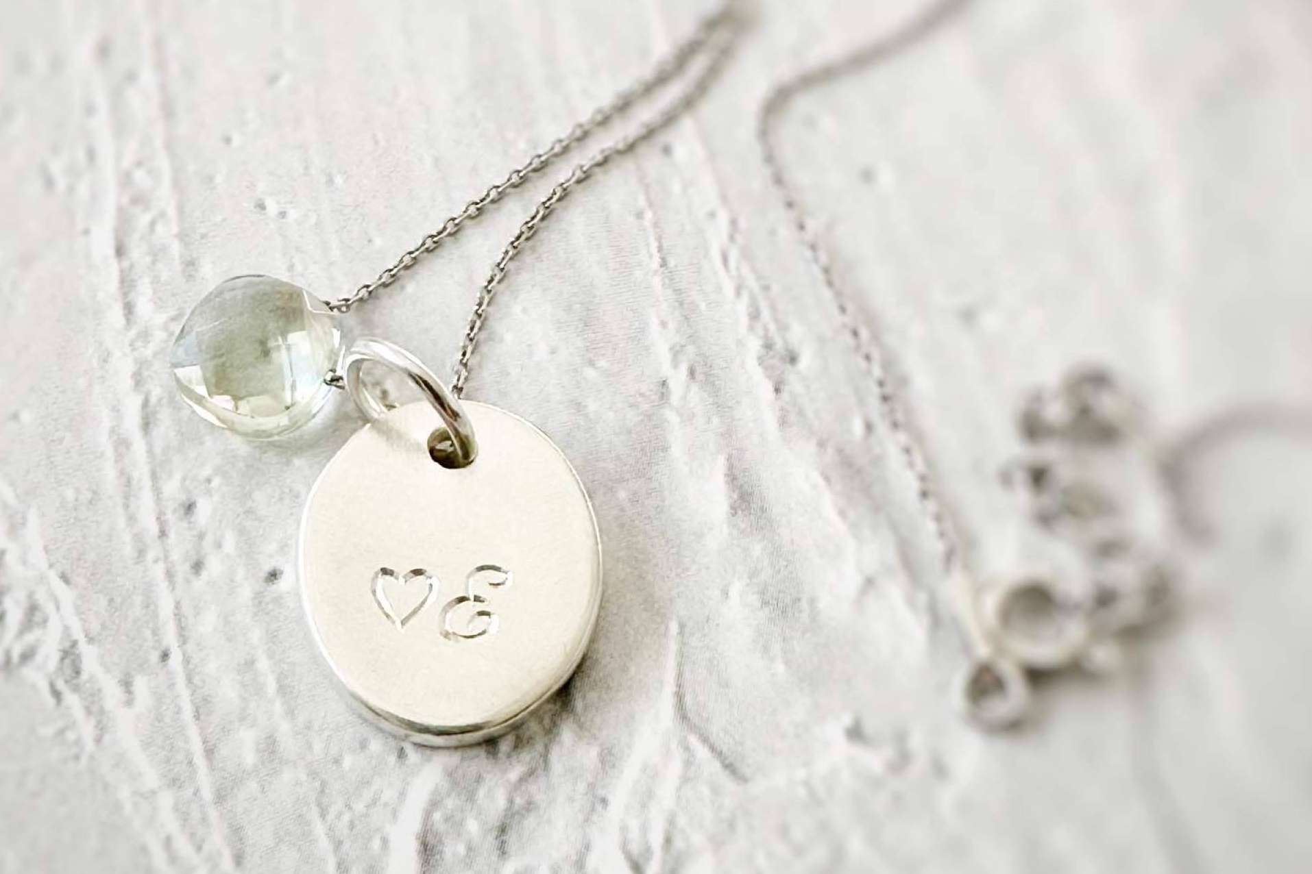 La nueva colección de joyas personalizadas de Dejando Huella, con huellas dactilares y texturas de piel
