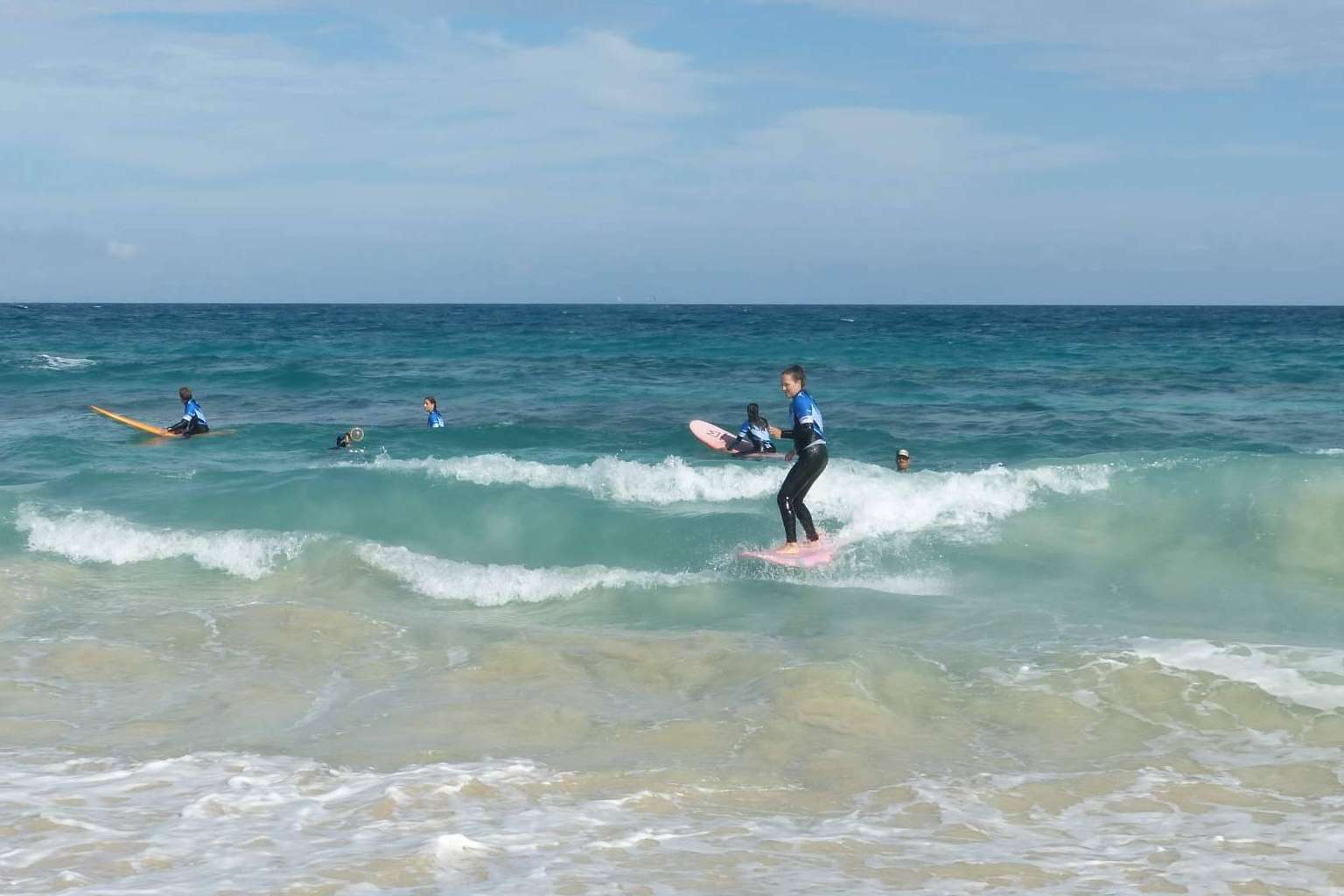 ¿Por qué es tan importante aprender a surfear en una escuela?, con Poseidón Surf Academy
