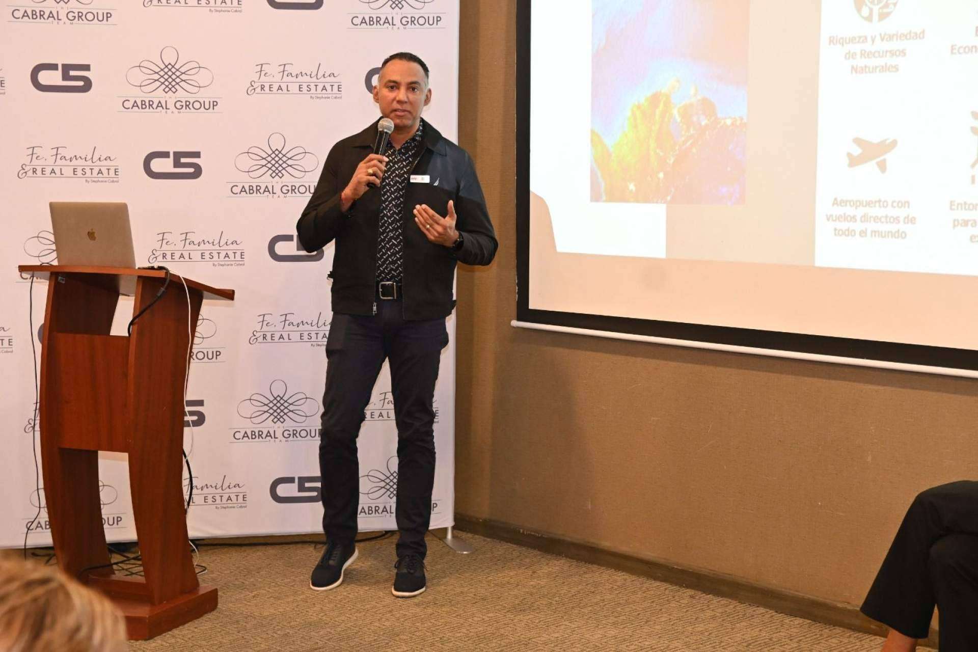Eddy Peña, asesor inmobiliario especializado en propiedades turísticas