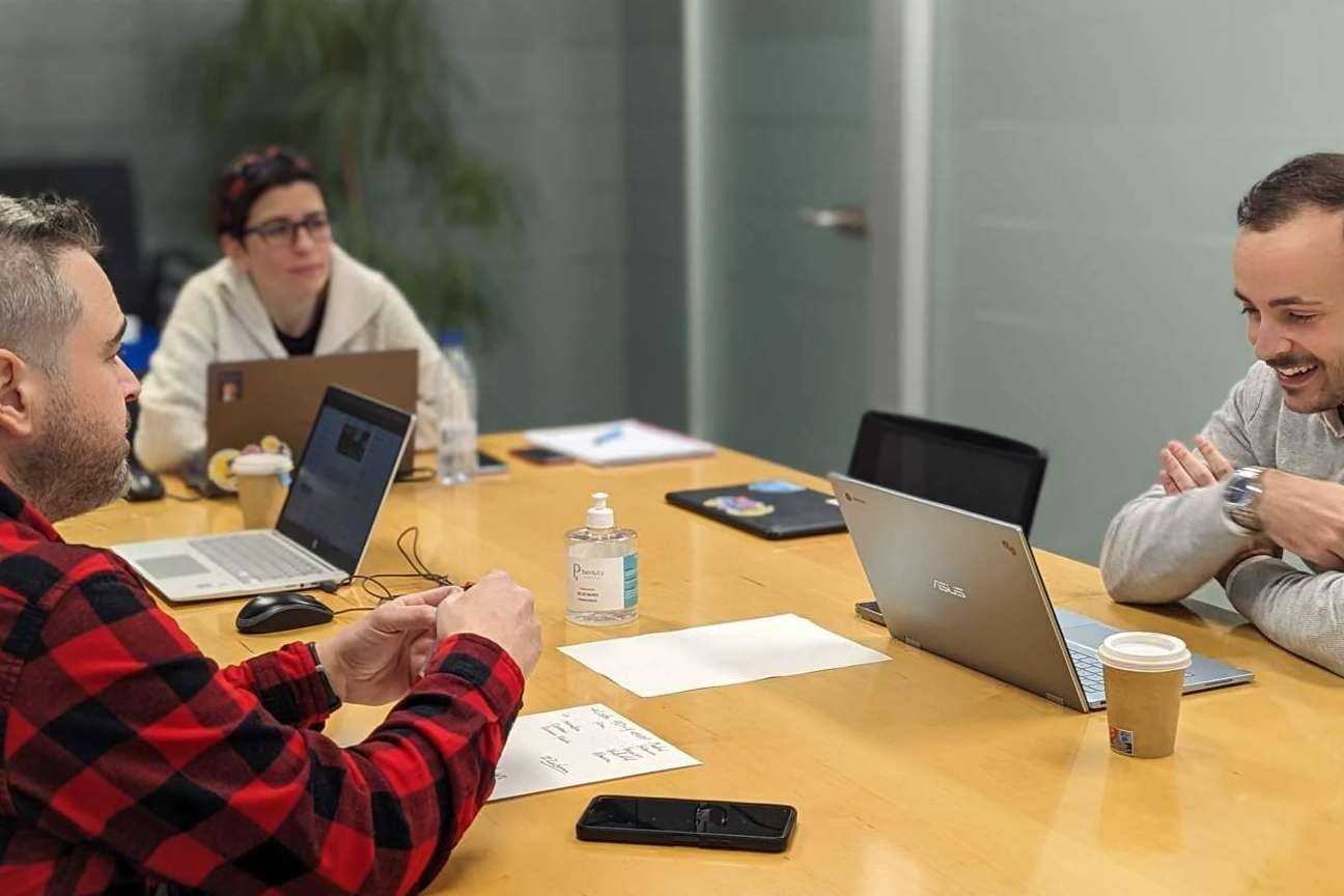 Transformar un entorno de aprendizaje digital y tener un centro atractivo para los próximos alumnos implementando herramientas mejoradas