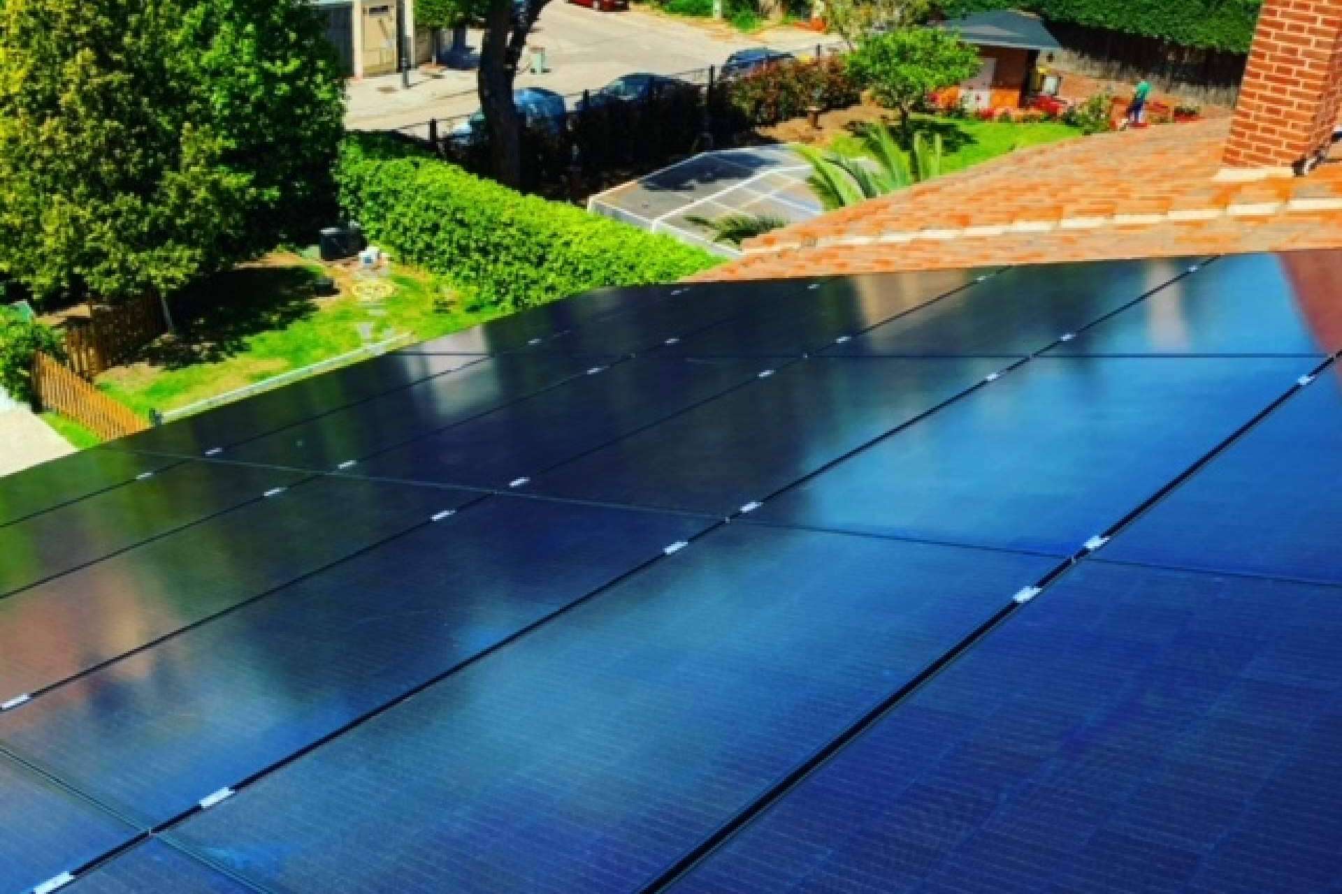 ¿Cómo ahorrar en la factura de la luz con la instalación de paneles solares?