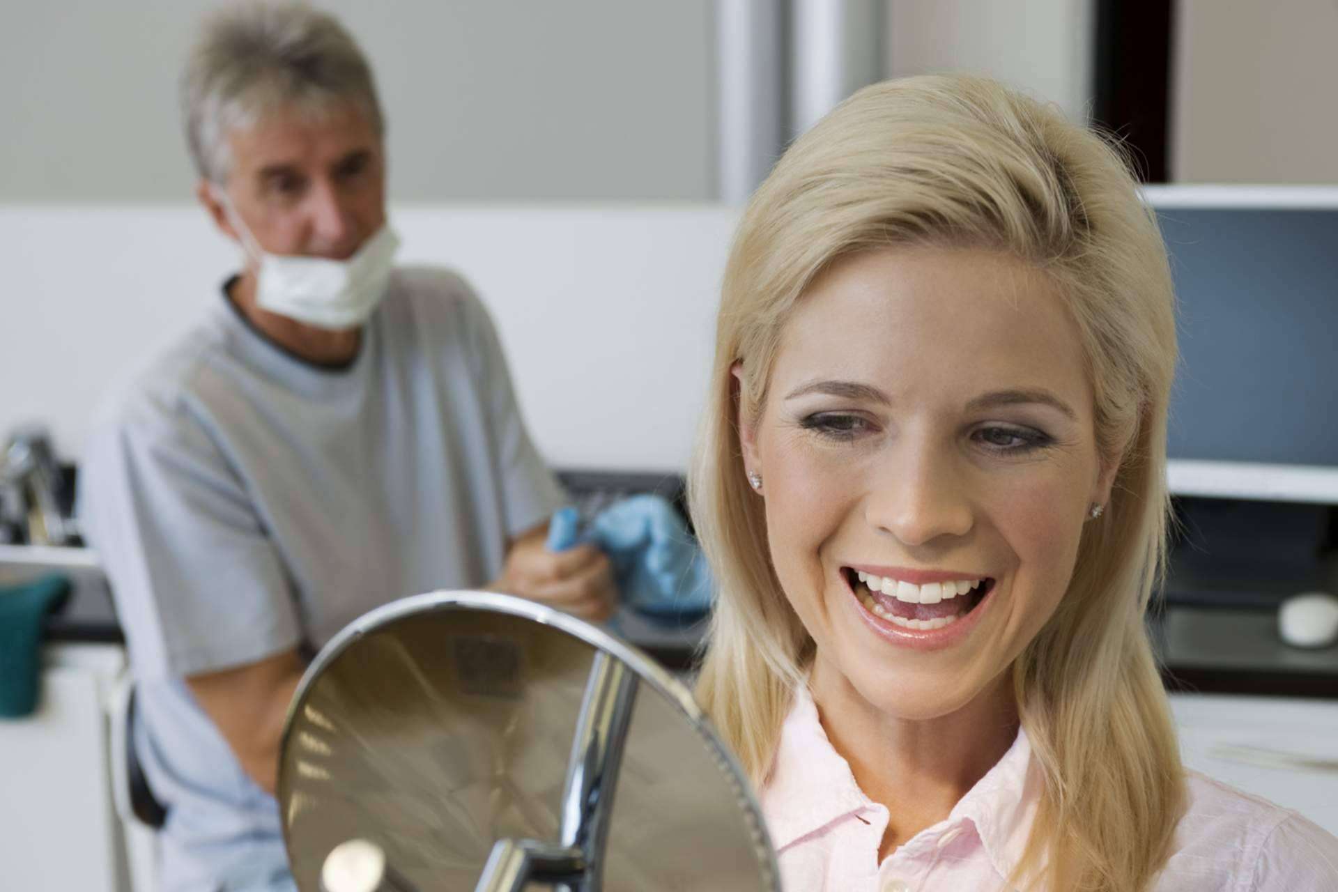 La clínica de Madrid experta en biocompatibilidad, DeltaDent, ayuda a recuperar la sonrisa con implantes dentales de zirconio