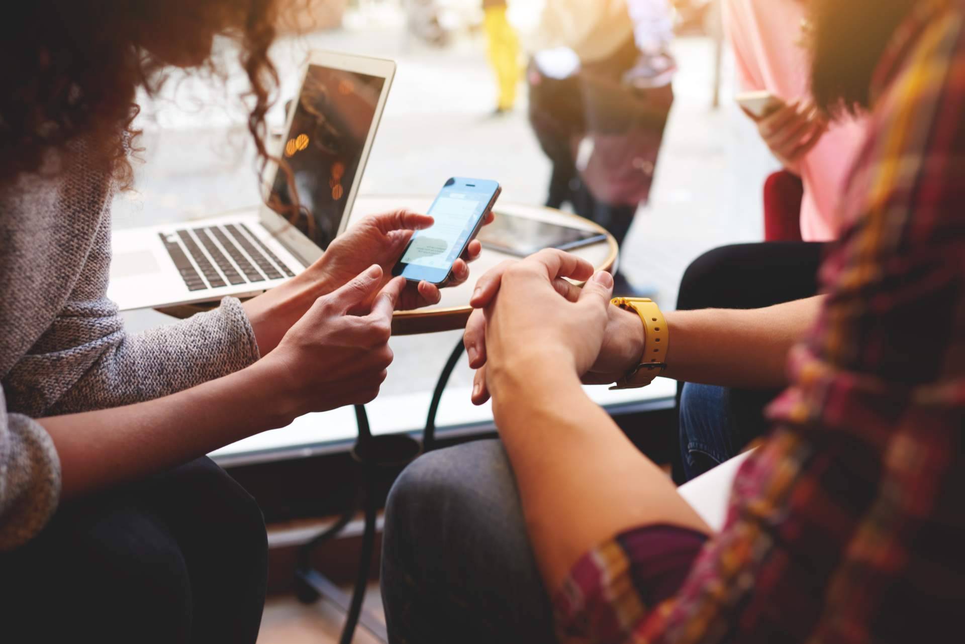 ¿Cómo aumentar la velocidad de internet?; wifi vs. fibra óptica plástica