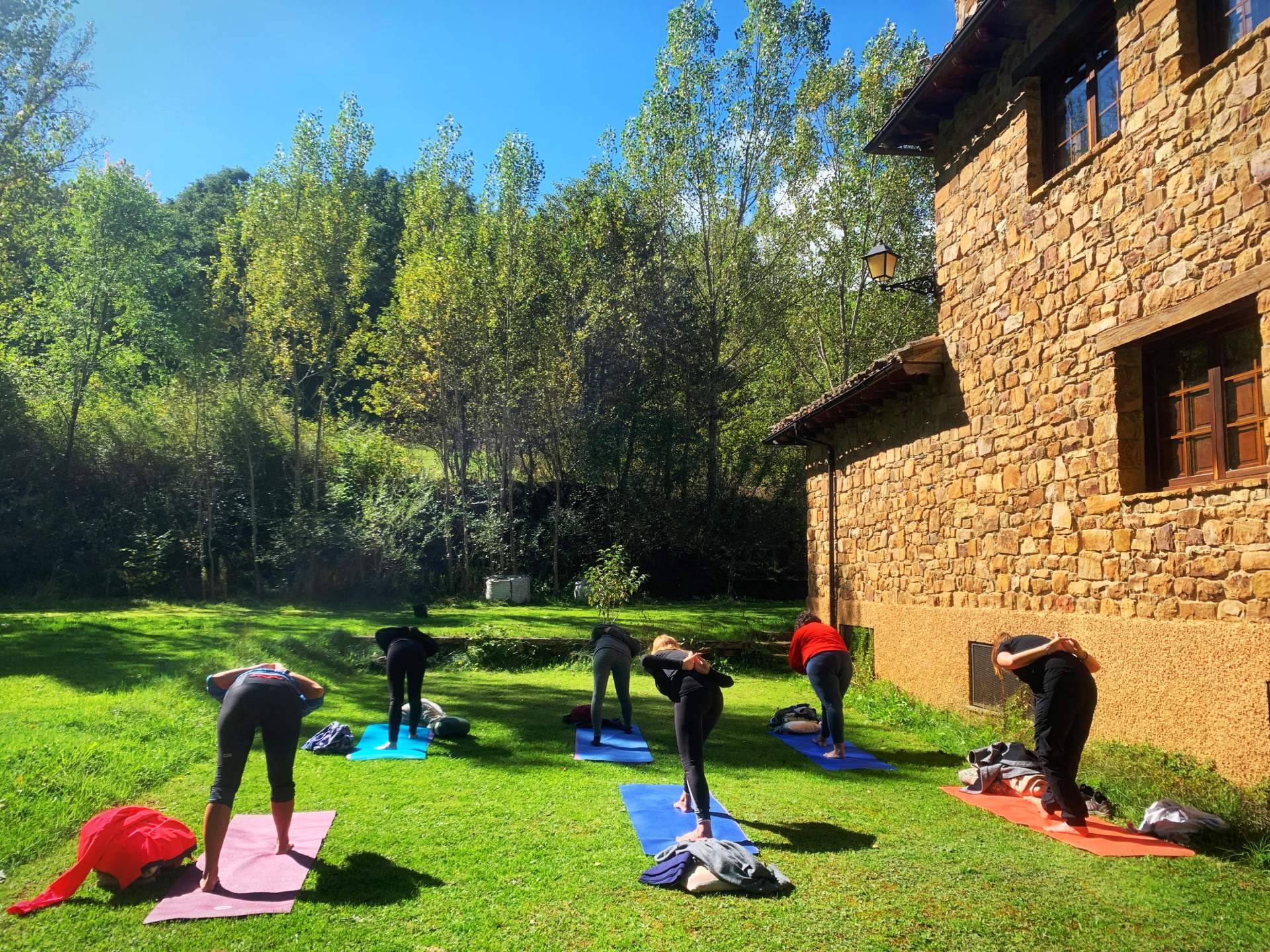 Encontrar calma y conexión con la naturaleza en los retiros de yoga
