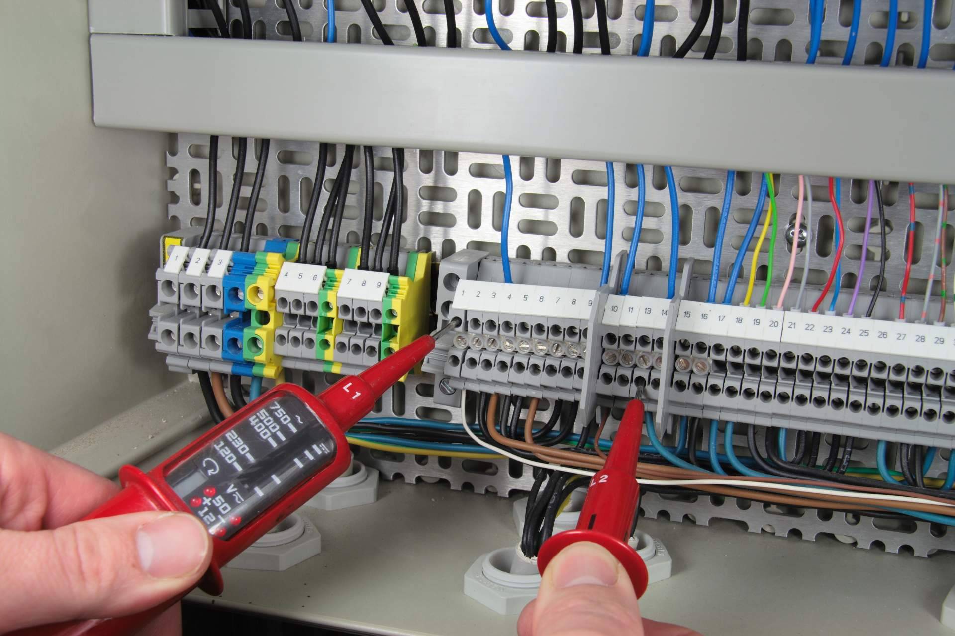 La importancia de los cuadros eléctricos en la instalación de piscinas, por Swimhome
