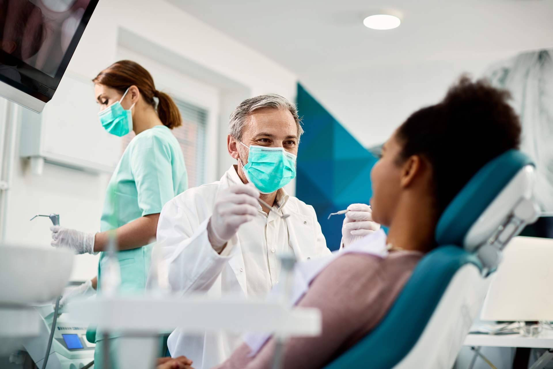 ¿Qué es el curetaje dental y por qué es relevante prestar atención a la salud de las encías?