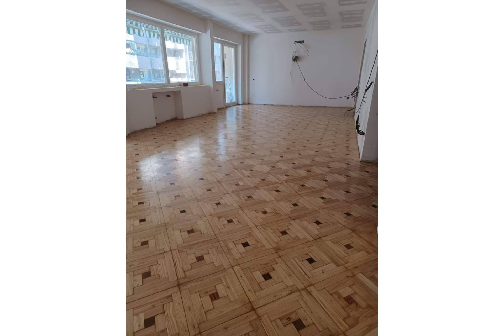 Barniz resistente apto para pabellones deportivos y restaurantes con AG Pavimentos