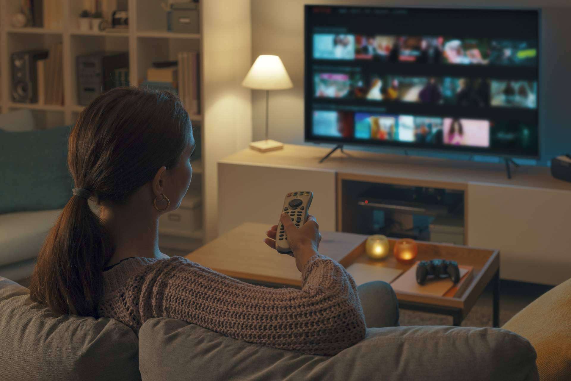 La TV QLED C74, de disponibilidad en TCL, presenta una calidad de color cinematográfico auténtico
