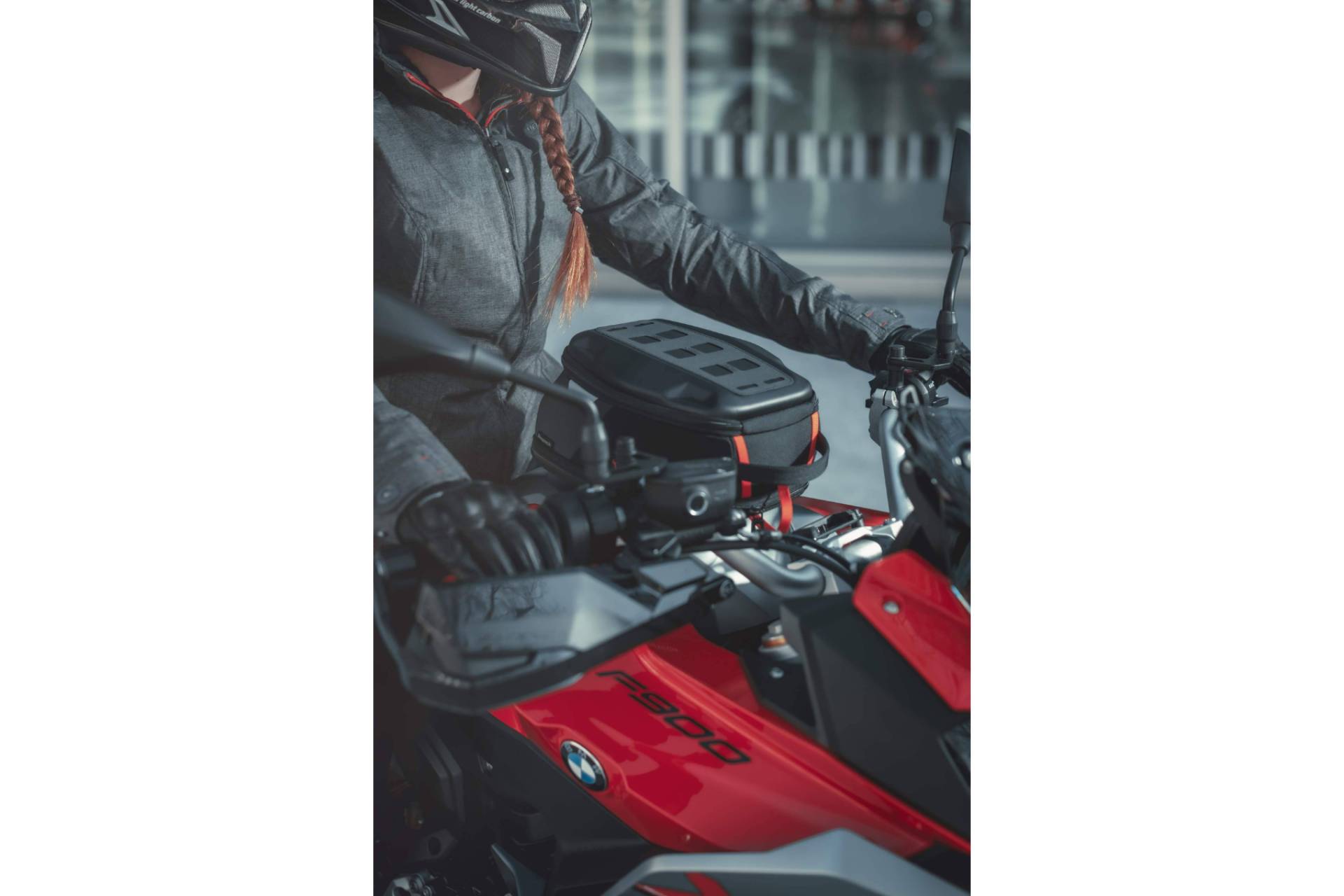 SW-MOTECH ofrece productos que permiten llevar equipaje en una moto de manera funcional y segura