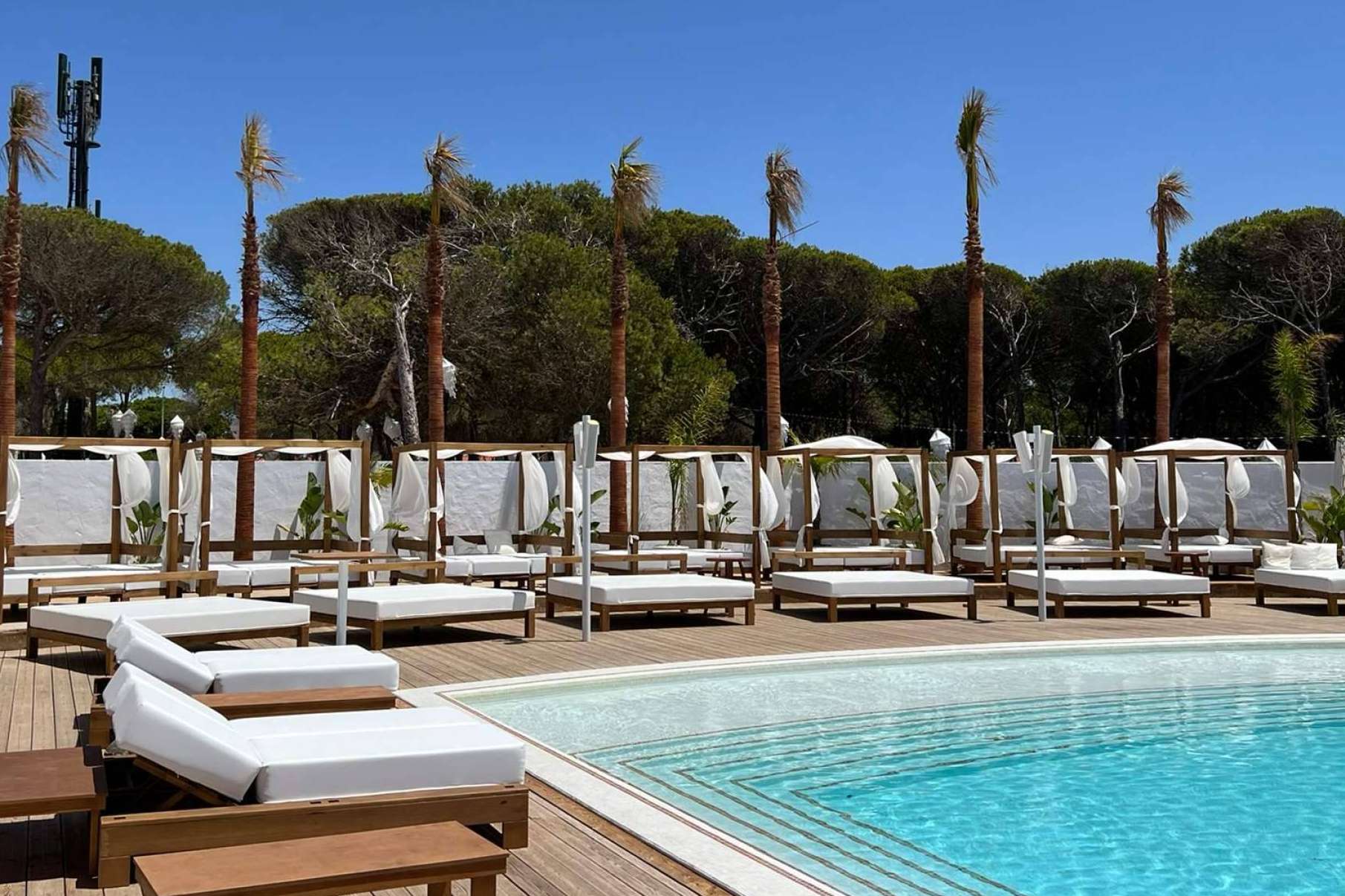 Taztú ofrece instalaciones de sonido e iluminación profesional para hostelería así como beach club