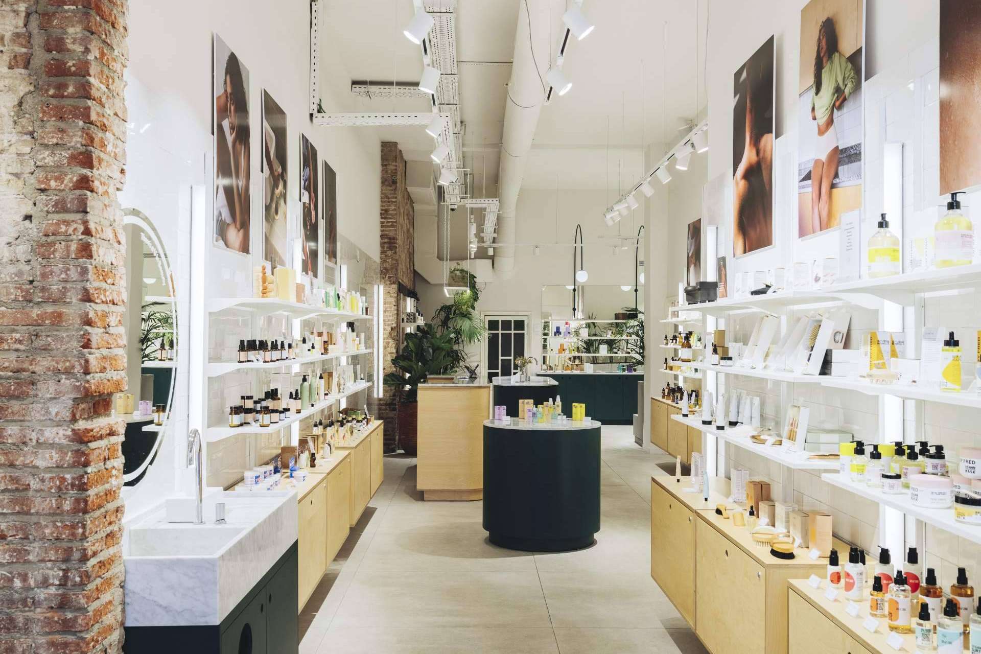 All Yours es una tienda de cosmética ubicada en Barcelona que promueve la clean beauty y el bienestar responsable