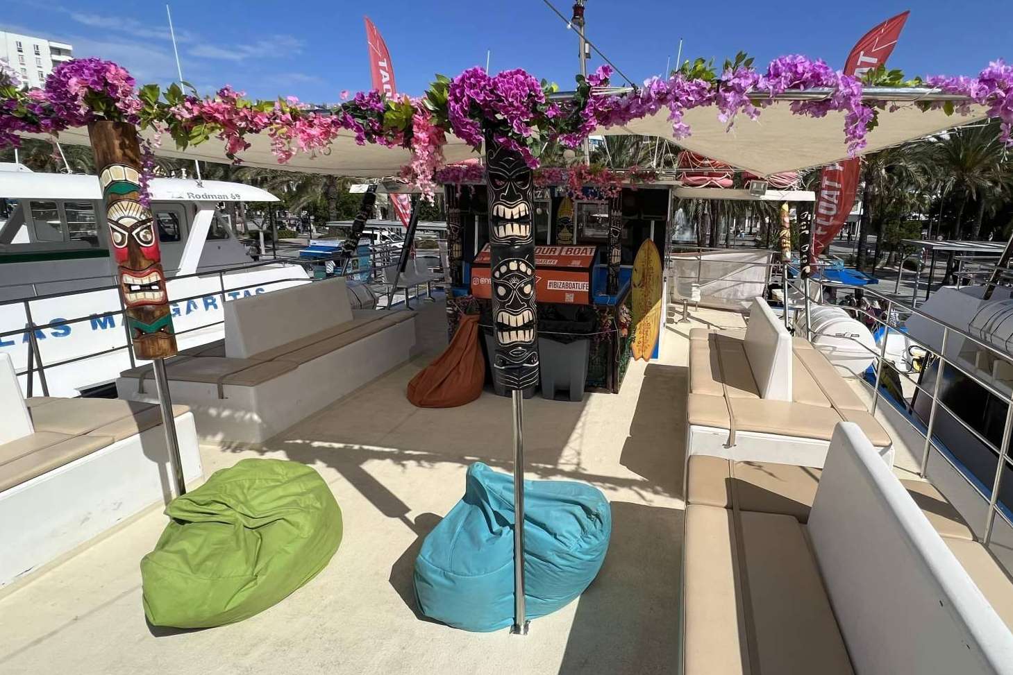 Recorrer Ibiza y sus impresionantes playas a bordo del catamarán Float Your Boat
