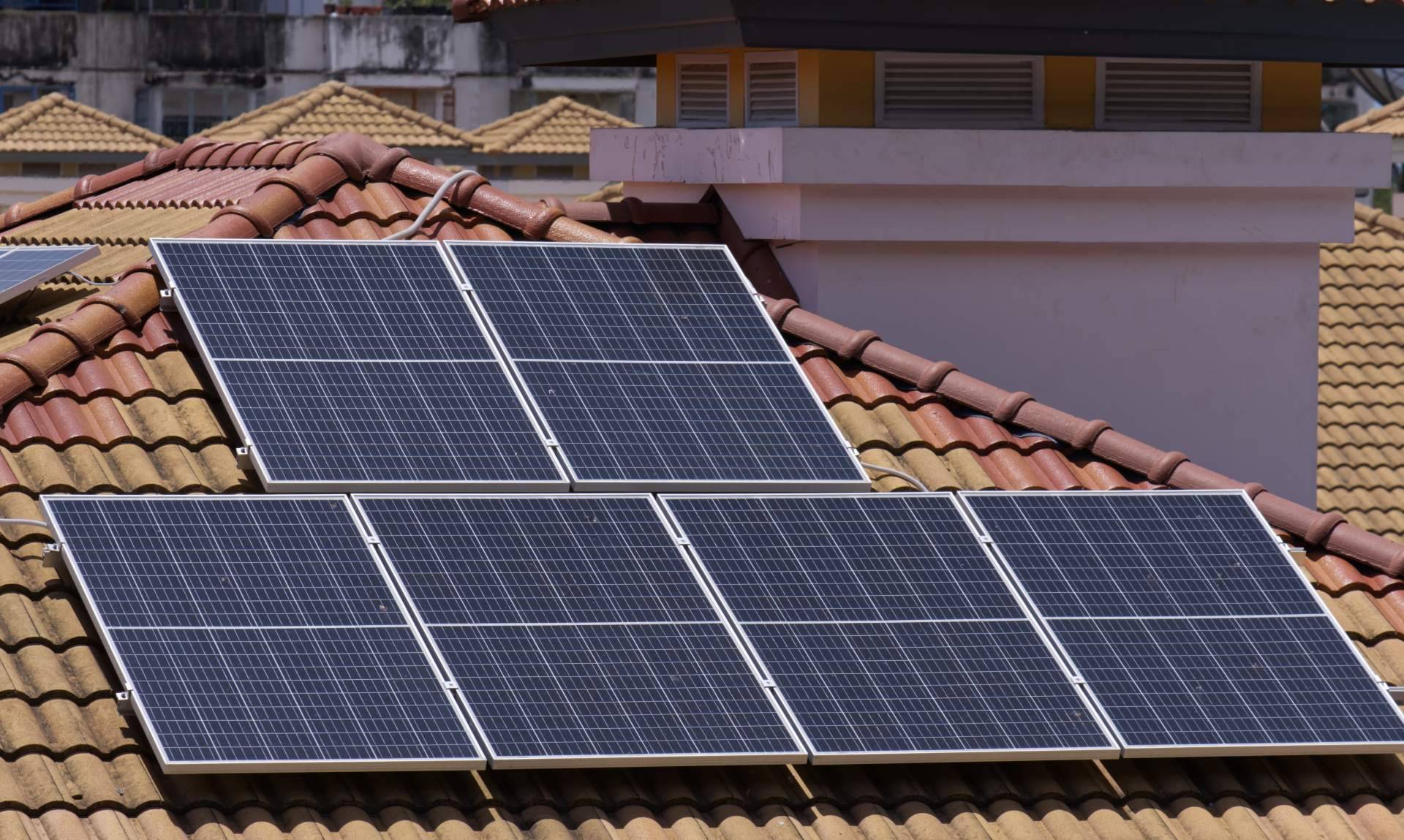 La fibra óptica plástica para una energía sostenible, la clave para optimizar las placas solares y cargadores eléctricos