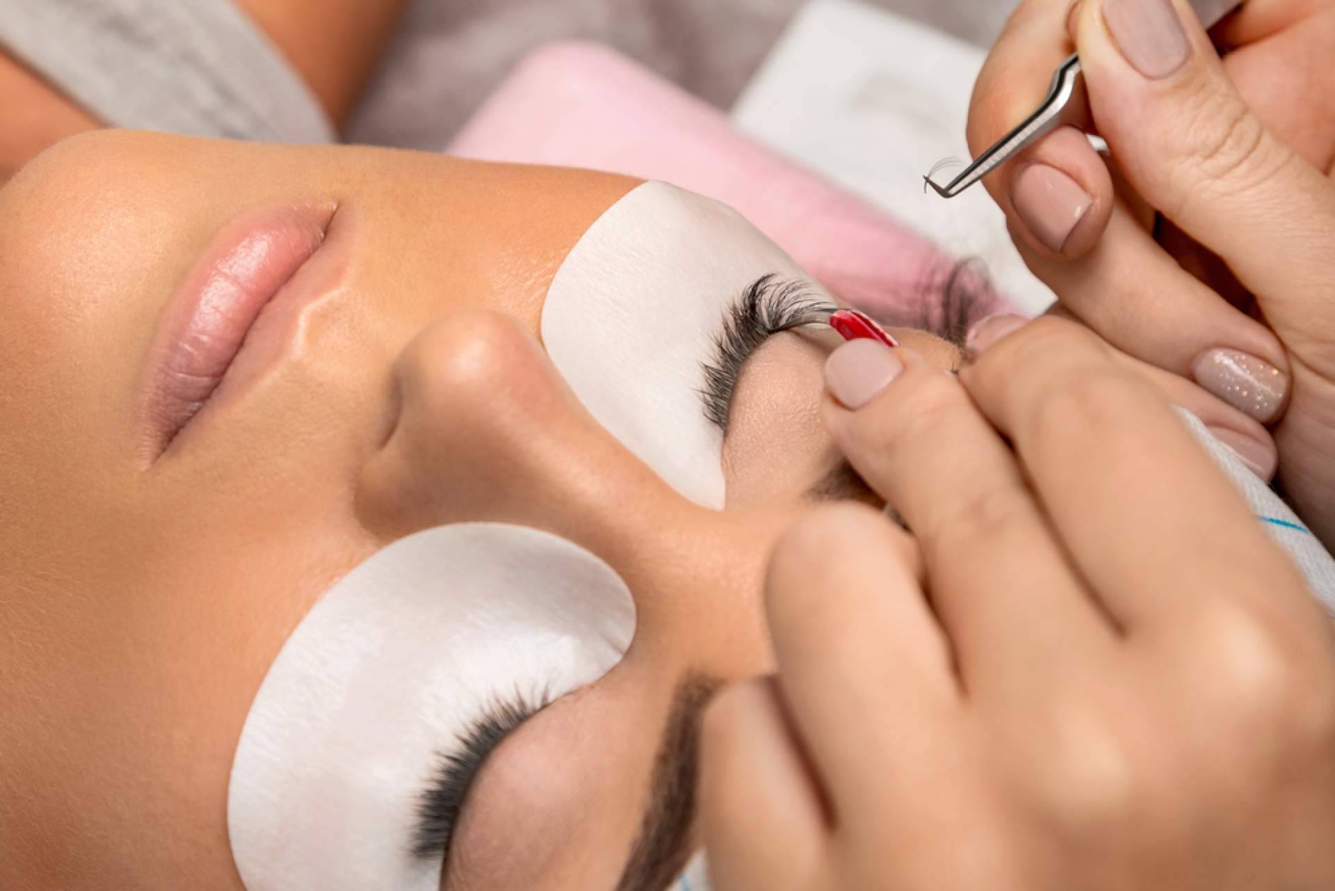 Lashes & Go, la cadena de exclusivos salones de belleza que se especializan en extensiones de pestañas, microblading, manicura y pedicura