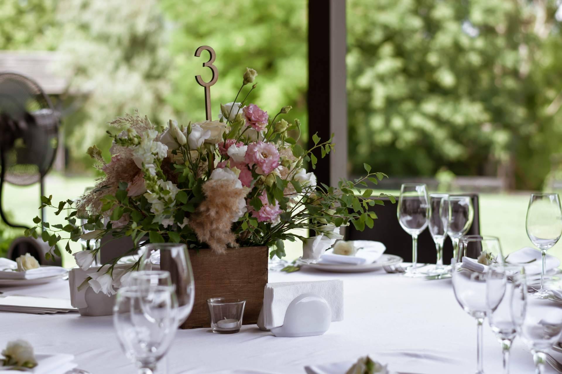 Realzar la belleza de una boda gracias a los arreglos florales de Rosistirem