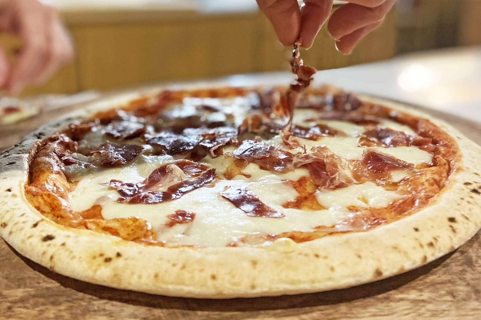 Ya está aquí la pizza Enrique Tomás, con jamón de primera calidad