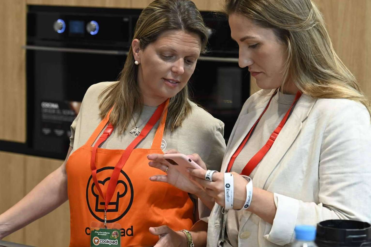Socializar, reír, abrazar, comer… pero también cocinar, las claves para aumentar la felicidad a diario