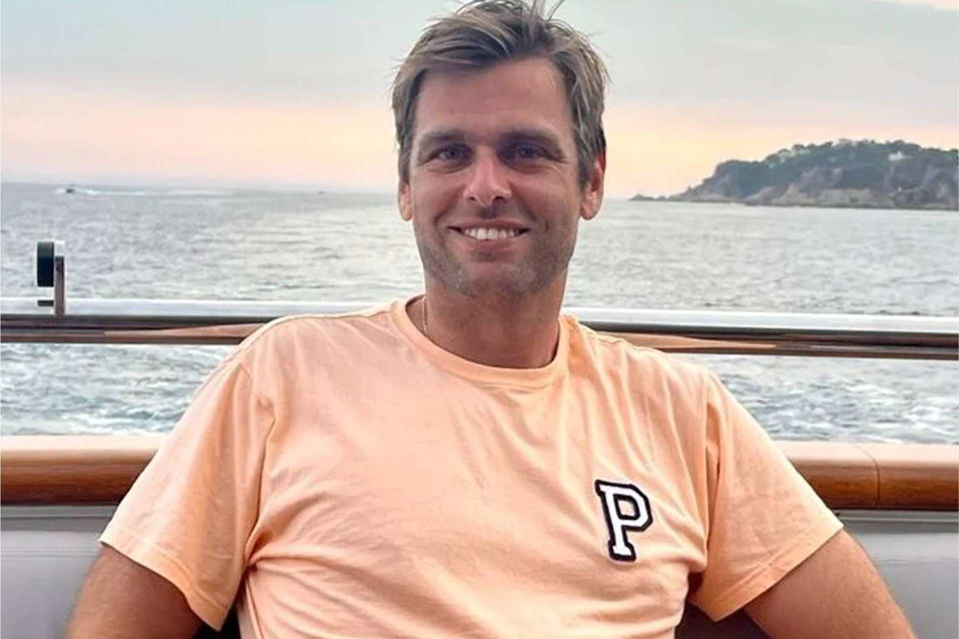 Las camisetas personalizadas con inicial son una prenda única para este verano