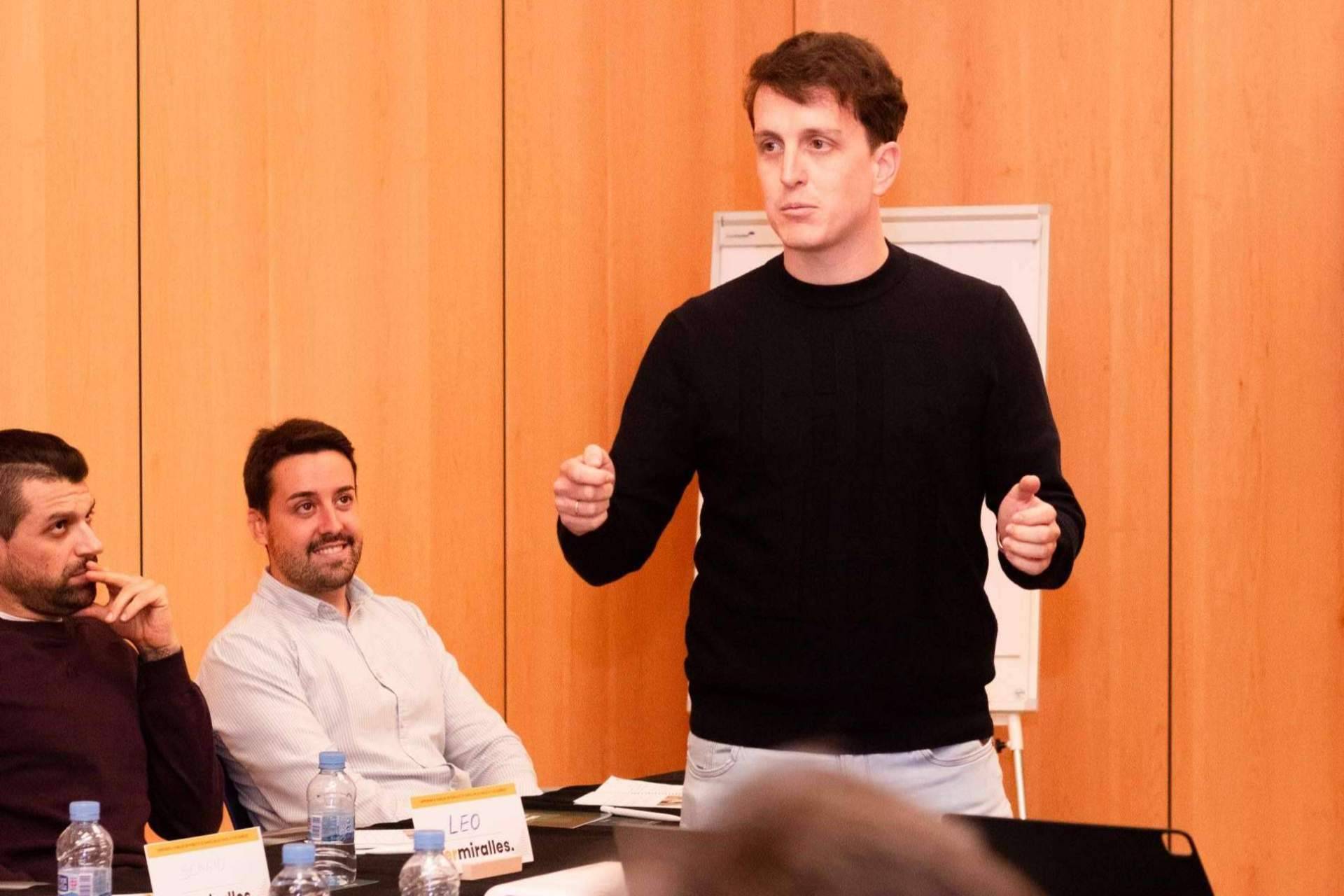 Fernando Miralles lleva a cabo talleres presenciales para aprender oratoria en España