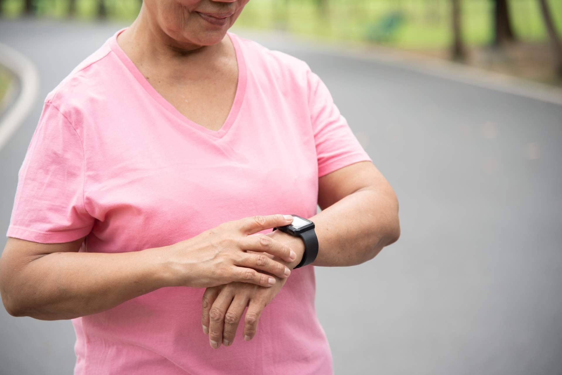 Los relojes GPS con llamada SOS y detección de caídas de Tracmi
