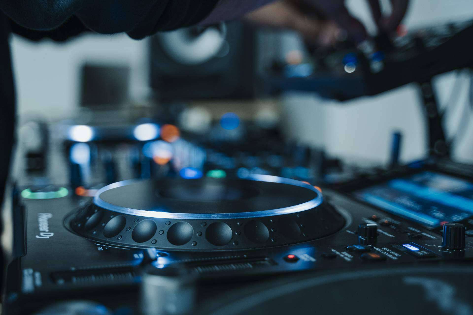 Formación DJ en Girona para alcanzar el estrellato musical, de la mano de EUMES