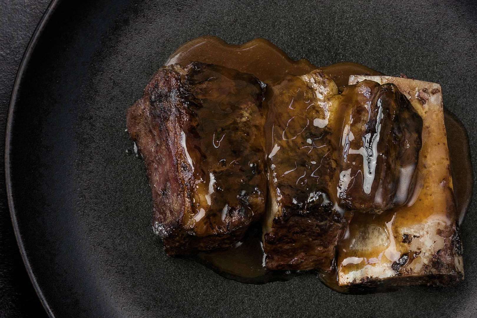 Txogitxu y su variedad de platos típicos vascos listos para degustar